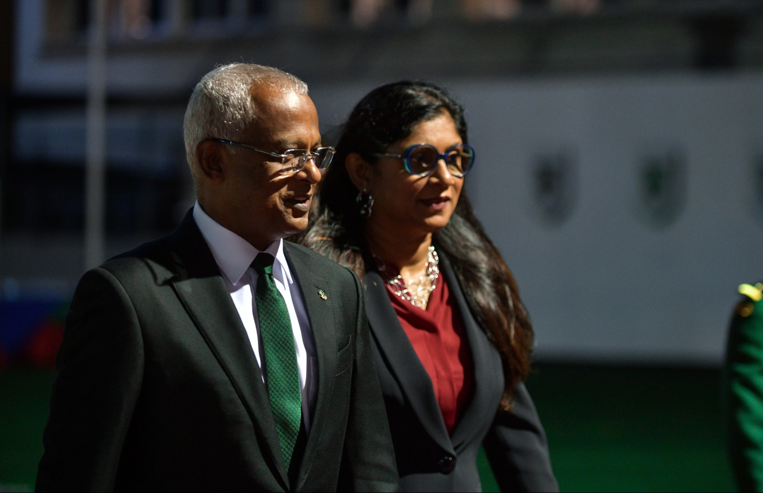 މާލެ: ޖެނުއަރީ 22، 2019- ސިފައިންގެ 64 ވަނަ އަސާސީ ތަމްރީނު ބެޗު ހުވާކުރުމާއި ބަޑި ހަވާލުކުރުމުގެ ރަސްމިއްޔާތު ޝަރަފުވެރި ކޮށްދެއްވުމަށް ރައީސް އިބްރާހިމް މުހައްމަދު ސޯލިހް ކަޅުތުއްކަލާކޮއްޓަށް ވަޑައިގަންނަވާއިރު އެމަނިކުފާނުގެ އަރިހުގައި ޑިފެންސް މިނިސްޓަރު މާރިޔާ އަހުމަދު ދީދީ.---ފޮޓޯ: ހުސައިން ވަހީދު/މިހާރު