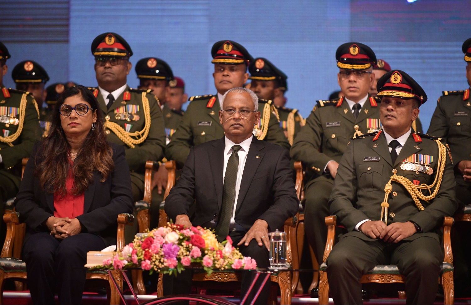 މާލެ: ޖެނުއަރީ 22، 2019- ސިފައިންގެ 64 ވަނަ އަސާސީ ތަމްރީނު ބެޗު ހުވާކުރުމާއި ބަޑި ހަވާލުކުރުމުގެ ރަސްމިއްޔާތުގައި ރައީސް އިބްރާހިމް މުހައްމަދު ސޯލިހް ބައިވެރިވެވަޑައިގަންނަވާއިރު އަރިހުގައި ޑިފެންސް މިނިސްޓަރު މާރިޔާ އަދި ޗީފް އޮފް ޑިފެންސް ފޯސް ޝަމާލް.---ފޮޓޯ: ހުސައިން ވަހީދު/މިހާރު