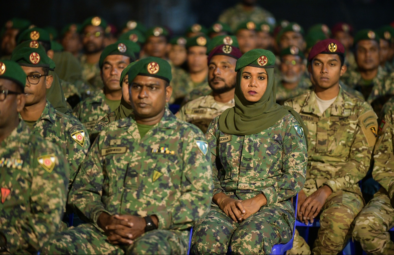 މާލެ: ޖެނުއަރީ 22، 2019- ސިފައިންގެ 64 ވަނަ އަސާސީ ތަމްރީނު ބެޗު ހުވާކުރުމާއި ބަޑި ހަވާލުކުރުމުގެ ރަސްމިއްޔާތުގެ ތެރެއިން.---ފޮޓޯ: ހުސައިން ވަހީދު/މިހާރު