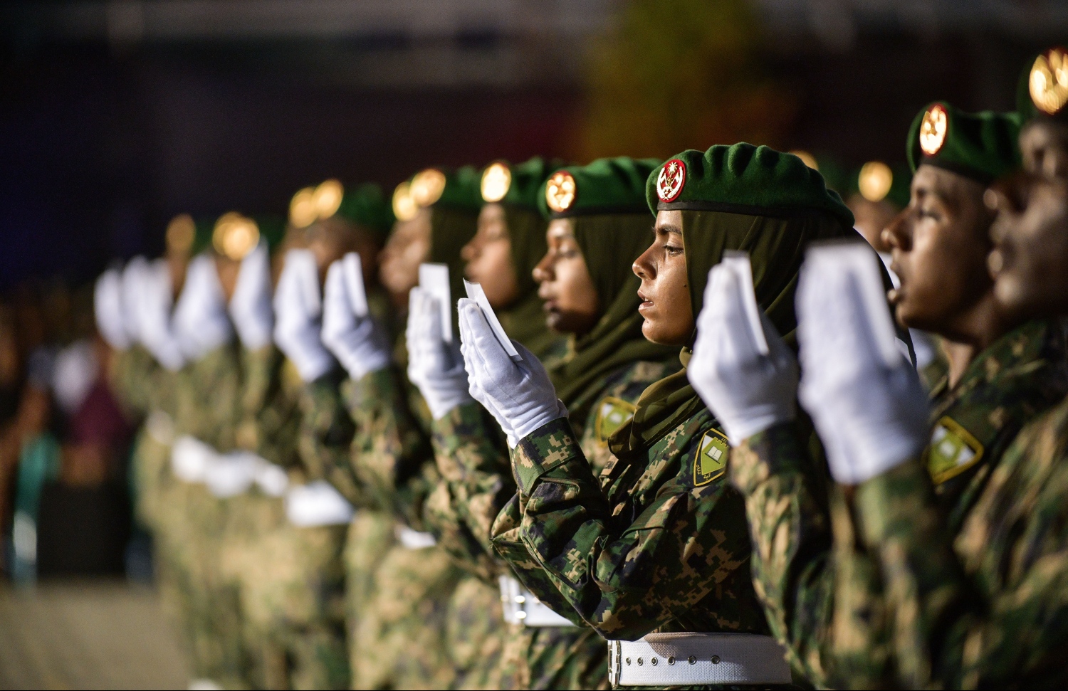 މާލެ: ޖެނުއަރީ 22، 2019- ސިފައިންގެ 64 ވަނަ އަސާސީ ތަމްރީނު ބެޗު ހުވާކުރުމާއި ބަޑި ހަވާލުކުރުމުގެ ރަސްމިއްޔާތުގައި، އަލަށް ހުވާކުރި ސިފައިން ހުވާކުރަނީ.---ފޮޓޯ: ހުސައިން ވަހީދު/މިހާރު