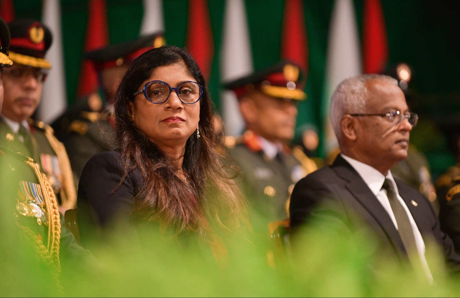 މާލެ: ޖެނުއަރީ 22، 2019- ސިފައިންގެ 64 ވަނަ އަސާސީ ތަމްރީނު ބެޗު ހުވާކުރުމާއި ބަޑި ހަވާލުކުރުމުގެ ރަސްމިއްޔާތުގެ ޝަރަފުވެރި މެހުމާން ރައީސް އިބްރާހިމް މުހައްމަދު ސޯލިހް އަދި ޑިފެންސް މިނިސްޓަރު މާރިޔާ އަހުމަދު ދީދީ ބައިވެރިވެވަޑައިގަންނަވަނީ.---ފޮޓޯ: ހުސައިން ވަހީދު/މިހާރު