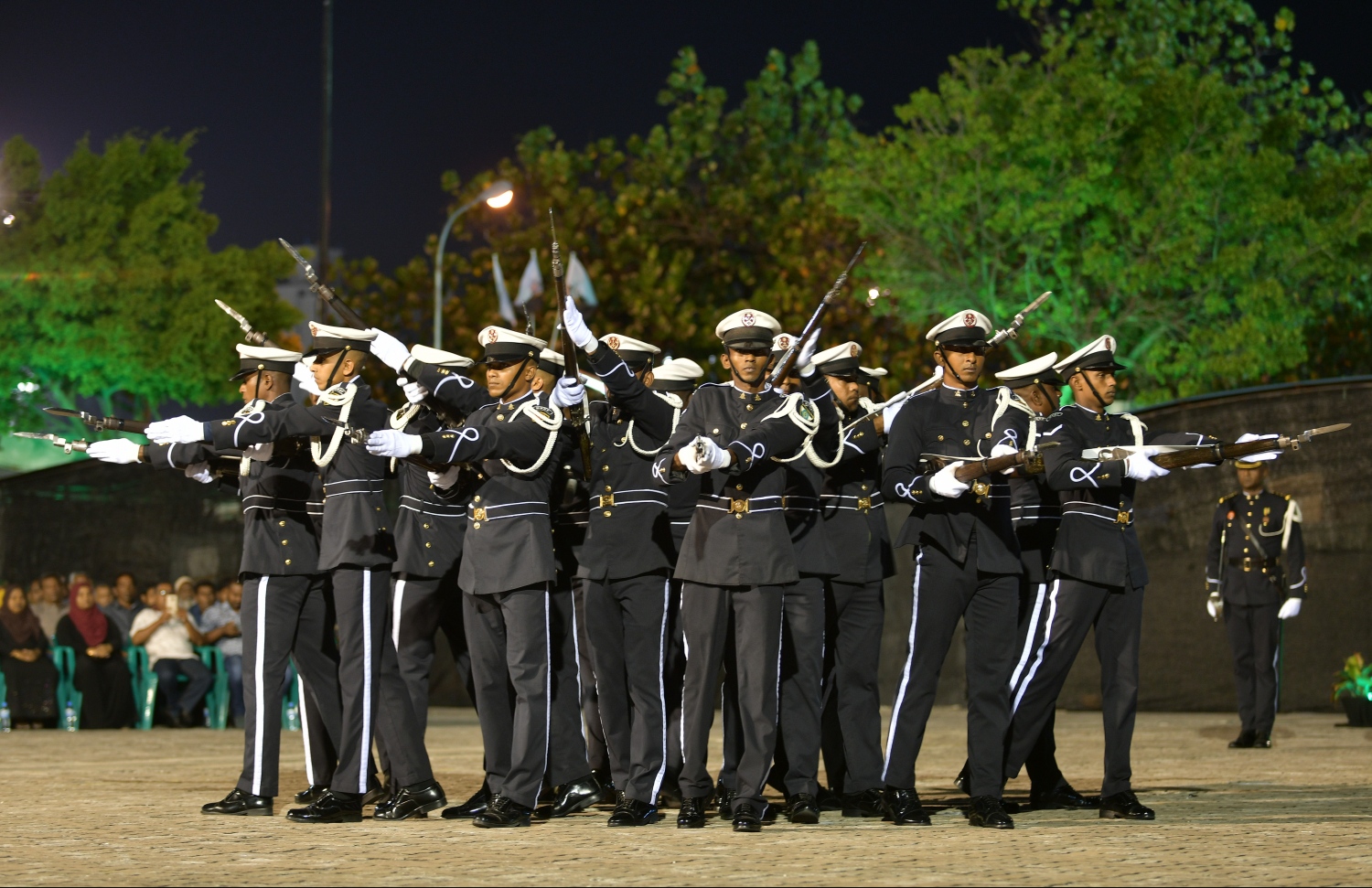 މާލެ: ޖެނުއަރީ 22، 2019- ސިފައިންގެ 64 ވަނަ އަސާސީ ތަމްރީނު ބެޗު ހުވާކުރުމާއި ބަޑި ހަވާލުކުރުމުގެ ރަސްމިއްޔާތުގައި، ހެވިކަމުގެ ހަރަކާތެއް ކުރިއަށް ގެންދަނީ.---ފޮޓޯ: ހުސައިން ވަހީދު/މިހާރު