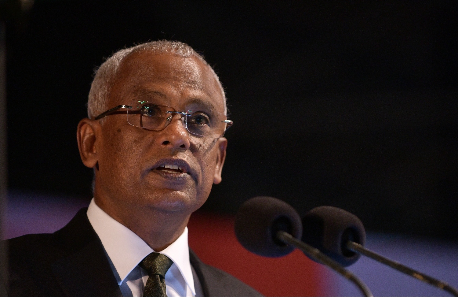 މާލެ: ޖެނުއަރީ 22، 2019- ސިފައިންގެ 64 ވަނަ އަސާސީ ތަމްރީނު ބެޗު ހުވާކުރުމާއި ބަޑި ހަވާލުކުރުމުގެ ރަސްމިއްޔާތުގެ ޝަރަފުވެރި މެހުމާން ރައީސް އިބްރާހިމް މުހައްމަދު ސޯލިހް ވާހަކަފުޅު ދައްކަވަނީ.---ފޮޓޯ: ހުސައިން ވަހީދު/މިހާރު