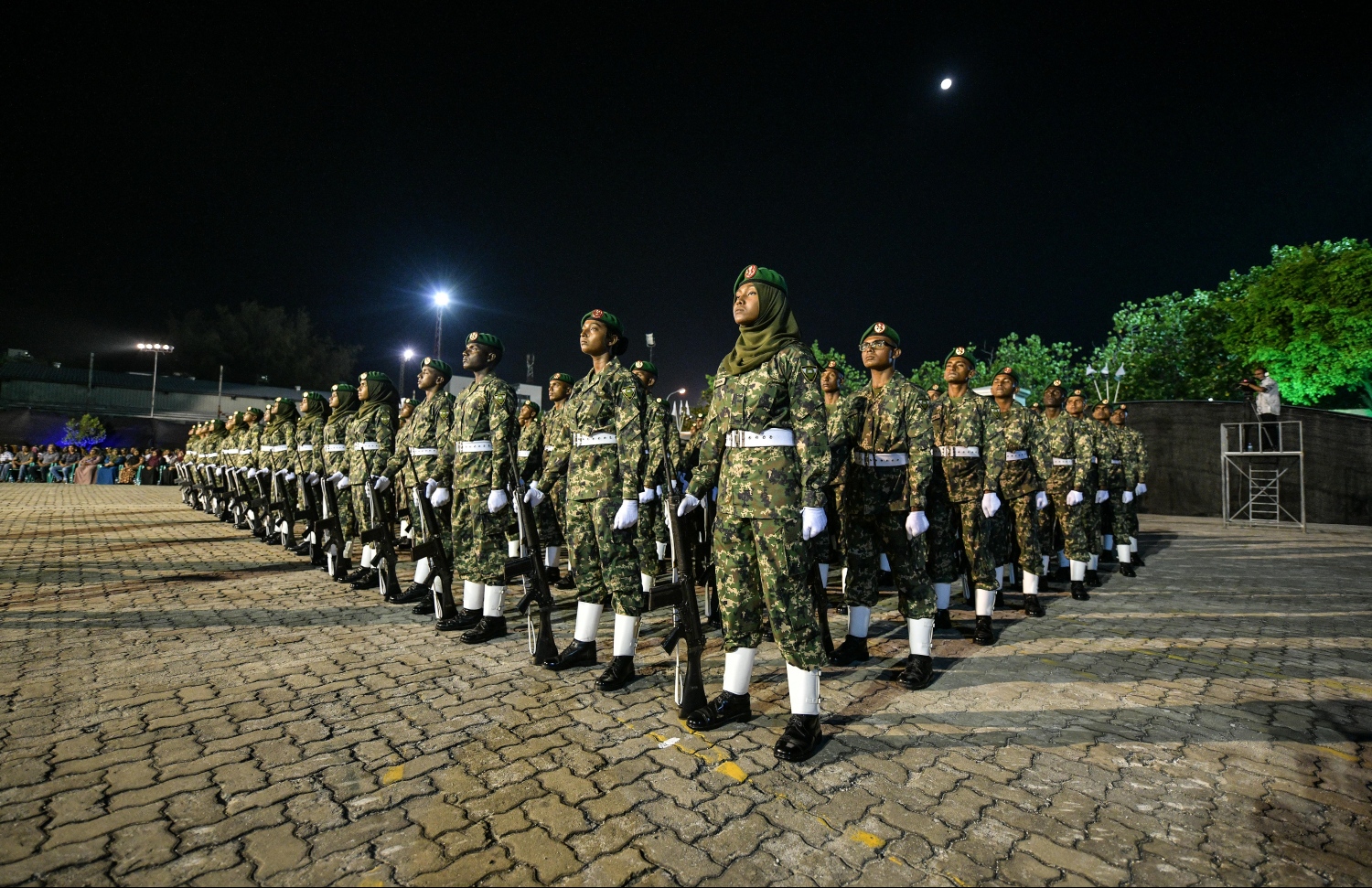 މާލެ: ޖެނުއަރީ 22، 2019- ސިފައިންގެ 64 ވަނަ އަސާސީ ތަމްރީނު ބެޗު ހުވާކުރުމާއި ބަޑި ހަވާލުކުރުމުގެ ރަސްމިއްޔާތުގައި، އަލަށް ހުވާކުރި ބެޗްގެ ސިފައިން އެތުރިގެން.---ފޮޓޯ: ހުސައިން ވަހީދު/މިހާރު