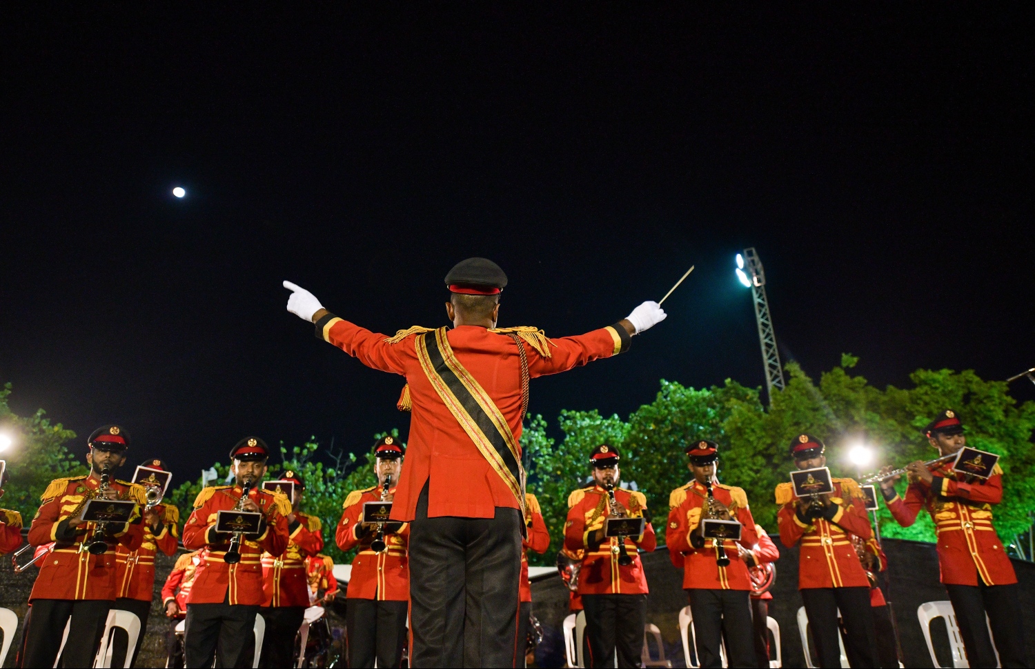 މާލެ: ޖެނުއަރީ 22، 2019- ސިފައިންގެ 64 ވަނަ އަސާސީ ތަމްރީނު ބެޗު ހުވާކުރުމާއި ބަޑި ހަވާލުކުރުމުގެ ރަސްމިއްޔާތުގައި ސިފައިންގެ ބޭންޑުގައި ގައުމީ ސަލާމް ކުޅެނީ.---ފޮޓޯ: ހުސައިން ވަހީދު/މިހާރު