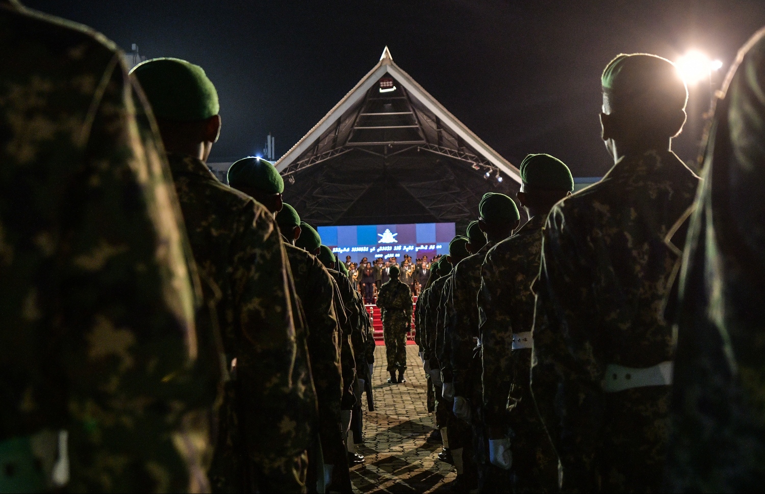 މާލެ: ޖެނުއަރީ 22، 2019- ސިފައިންގެ 64 ވަނަ އަސާސީ ތަމްރީނު ބެޗު ހުވާކުރުމާއި ބަޑި ހަވާލުކުރުމުގެ ރަސްމިއްޔާތުގެ ތެރެއިން.---ފޮޓޯ: ހުސައިން ވަހީދު/މިހާރު