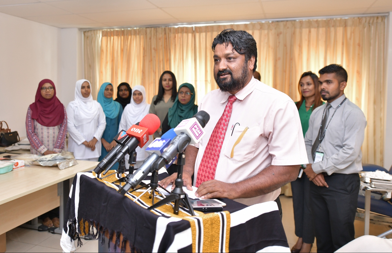 ހެލްތު މިނިސްޓްރީގެ މުވައްޒަފުން ލޭ ހަދިޔާކުރާ ކޭމްޕުގައި އެމްބީއެސްގެ ޑައިރެކްޓަރު ނަޔާޒު ވާހަކަދައްކަވަނީ  -- ފޮޓޯ: ހުސެން ވަހީދު/މިހާރު