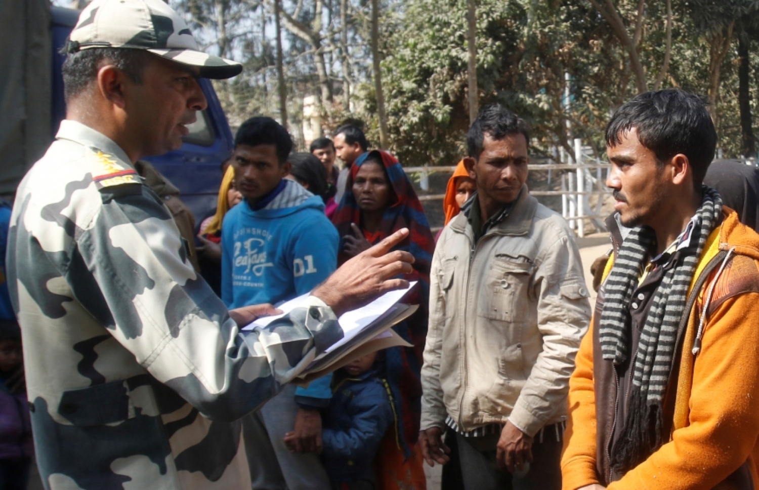 ބޯޑަރުން ހައްޔަރު ކުރުމަށް ފަހު ރޮހިންޖާ މީހުންގެ ނަންތައް ބޯޑަރު ސިފައިން ނޯޓް ކުރަނީ. --ފޮޓޯ:ރޮއިޓާސް