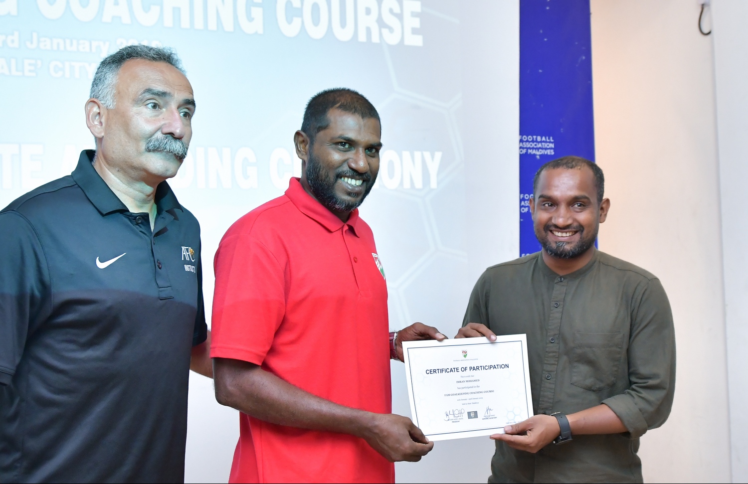 ކޯހުގައި ބައިވެރިވި އިމްރާން (މ) އަށް ޖަވާ ސެޓްފިކެޓް ހަވާލުކުރަނީ. -- ފޮޓޯ: ހުސެއިން ވަހީދު/ މިހާރު