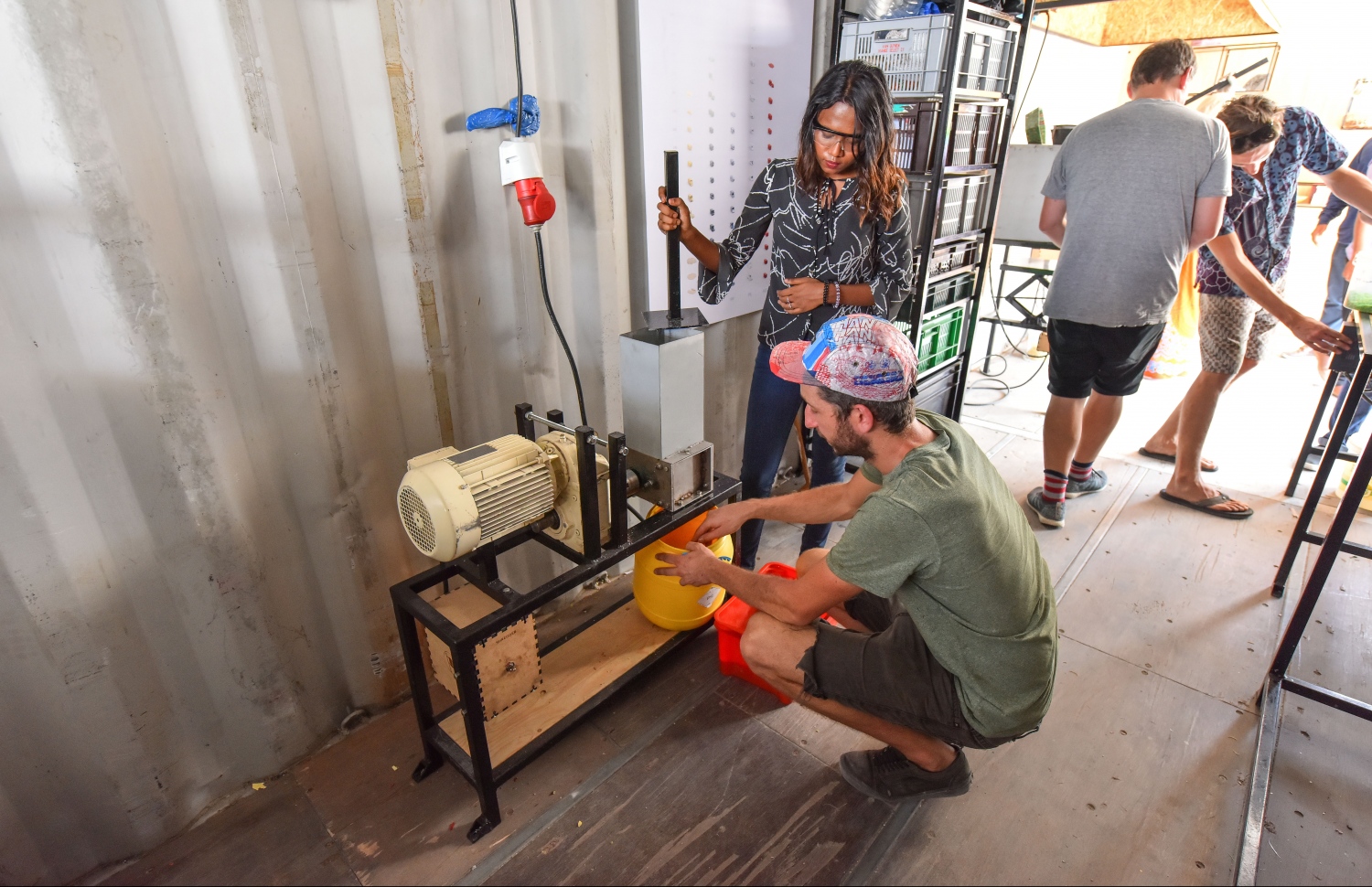 ޕްލާސްޓިކް ރިސައިކަލް ކުރާ މެޝިންތައް ބޭނުން ކުރާ ގޮތް ބޭރުގެ ތަޖުރިބާކާރަކު ކިޔައިދެނީ -- ފޮޓޯ: ހުސެން ވަހީދު/މިހާރު