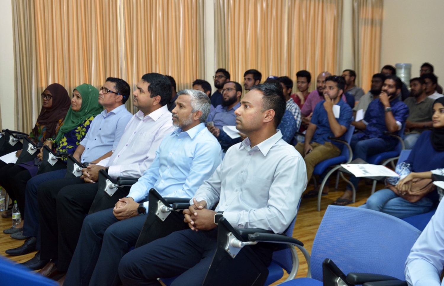 ސައިރިކްސް ކޮލެޖުން، މާސްޓާސްގެ އާ ކޯހެއް ފެށުމަށް ބޭއްވި ރަސްމިއްޔާތުގައި ބައިވެރިވެވަޑައިގެންނެވި ބައެއް ބޭފުޅުން.-- ފޮޓޯ: ސައިރިކްސް ކޮލެޖު