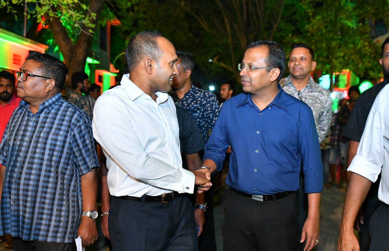 ވިލިމާލެ: ޖެނުއަރީ 24، 2019- އަންނަ އޭޕްރީލް މަހު ބާއްވާ ރައްޔިތުންގެ މަޖިލިހުގެ އިންތިޚާބުގައި ވިލިމާލެ ދާއިރާ އަށް ޖުމްހޫރީ ޕާޓީގެ ޓިކެޓުގައި ވާދަކުރައްވާ ކުރީގެ ނައިބު ރައީސް ޑރ. މުހައްމަދު ޖަމީލް އަހުމަދުގެ ކެމްޕެއިން ރަސްމީކޮށް ފެށުމުގެ ހަފުލާގައި ޑރ. ޖަމީލާއި ކިނބިދޫ ދާއިރާގެ މެމްބަރު އަބްދުﷲ ރިޔާޒް ސަލަމް ކުރައްވަނީ.---ފޮޓޯ: އަހުމަދު ނިޝާތު/މިހާރު