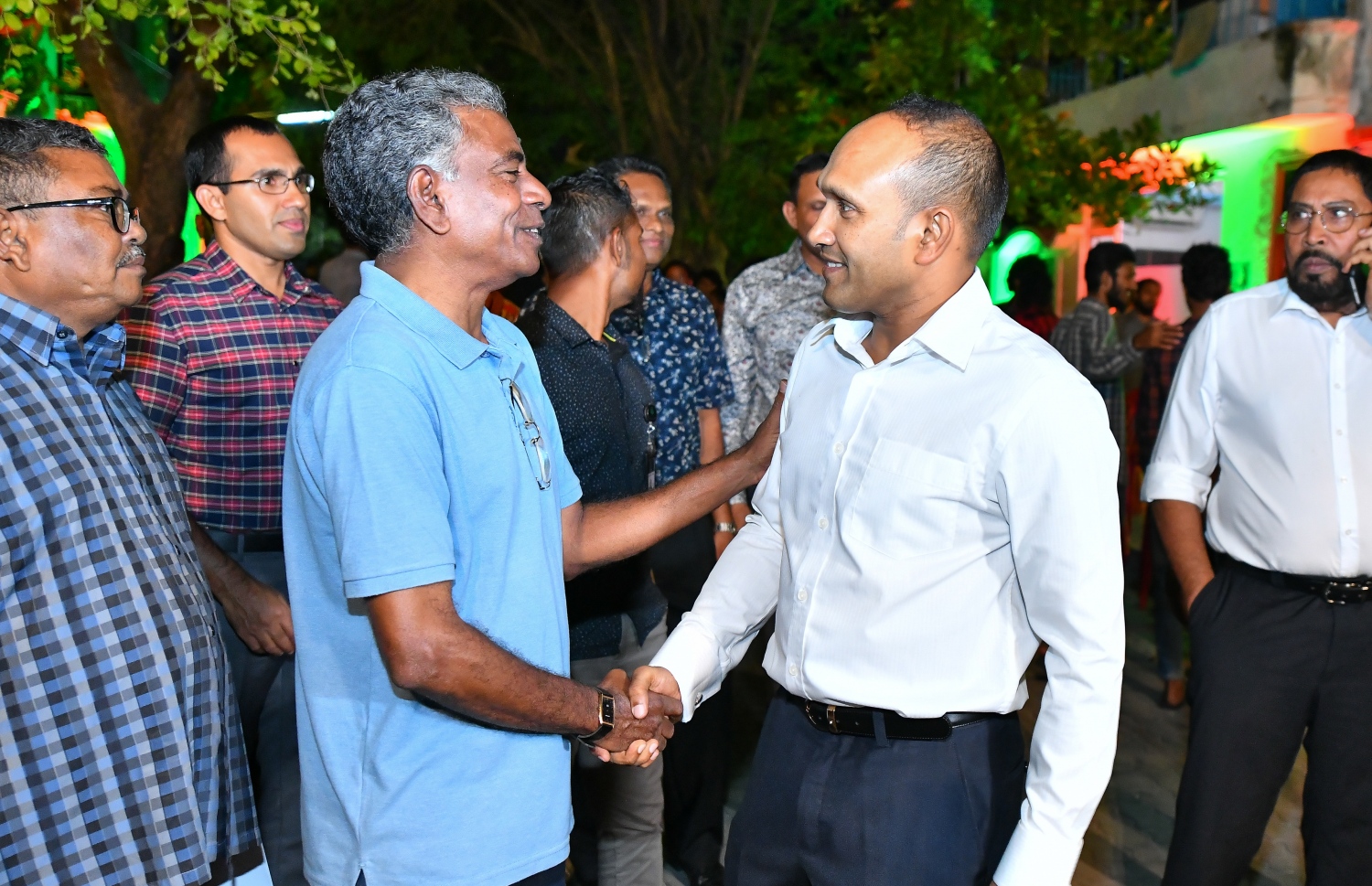 ވިލިމާލެ: ޖެނުއަރީ 24، 2019- އަންނަ އޭޕްރީލް މަހު ބާއްވާ ރައްޔިތުންގެ މަޖިލިހުގެ އިންތިޚާބުގައި ވިލިމާލެ ދާއިރާ އަށް ޖުމްހޫރީ ޕާޓީގެ ޓިކެޓުގައި ވާދަކުރައްވާ ކުރީގެ ނައިބު ރައީސް ޑރ. މުހައްމަދު ޖަމީލް އަހުމަދުގެ ކެމްޕެއިން ރަސްމީކޮށް ފެށުމުގެ ހަފުލާގައި އެމަނިކުފާނު ބައެއް ބޭފުޅުންނާ ސަލާމް ކުރައްވަނީ.---ފޮޓޯ: އަހުމަދު ނިޝާތު/މިހާރު