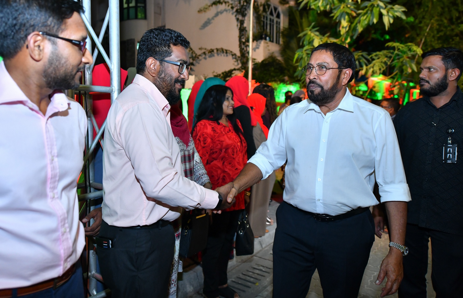 ވިލިމާލެ: ޖެނުއަރީ 24، 2019- އަންނަ އޭޕްރީލް މަހު ބާއްވާ ރައްޔިތުންގެ މަޖިލިހުގެ އިންތިޚާބުގައި ވިލިމާލެ ދާއިރާ އަށް ޖުމްހޫރީ ޕާޓީގެ ޓިކެޓުގައި ވާދަކުރައްވާ ކުރީގެ ނައިބު ރައީސް ޑރ. މުހައްމަދު ޖަމީލް އަހުމަދުގެ ކެމްޕެއިން ރަސްމީކޮށް ފެށުމުގެ ހަފުލާގައި އެ ޕާޓީގެ ލީޑަރު ގާސިމް ބައެއް ބޭފުޅުންނާ ސަލާމް ކުރައްވަނީ.---ފޮޓޯ: އަހުމަދު ނިޝާތު/މިހާރު