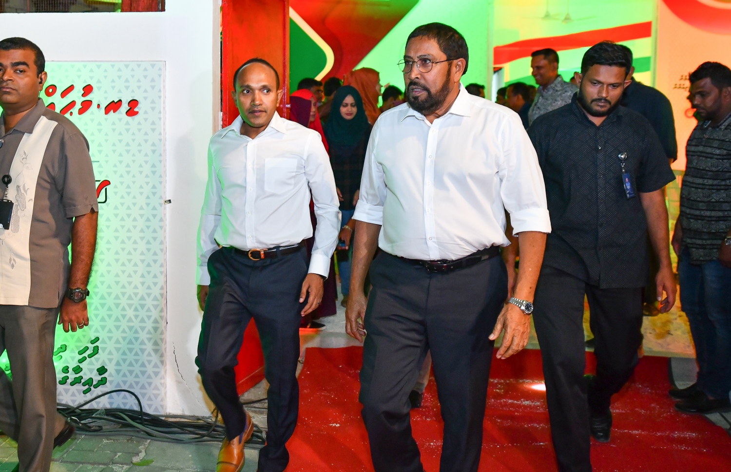 ވިލިމާލެ: ޖެނުއަރީ 24، 2019- އަންނަ އޭޕްރީލް މަހު ބާއްވާ ރައްޔިތުންގެ މަޖިލިހުގެ އިންތިޚާބުގައި ވިލިމާލެ ދާއިރާ އަށް ޖުމްހޫރީ ޕާޓީގެ ޓިކެޓުގައި ވާދަކުރައްވާ ކުރީގެ ނައިބު ރައީސް ޑރ. މުހައްމަދު ޖަމީލް އަހުމަދުގެ ކެމްޕެއިން ރަސްމީކޮށް ފެށުމުގެ ހަފުލާގައި އެ ޕާޓީގެ ލީޑަރު ގާސިމް އިބްރާހިމް އަދި ޑރ. ޖަމީލް.---ފޮޓޯ: އަހުމަދު ނިޝާތު/މިހާރު