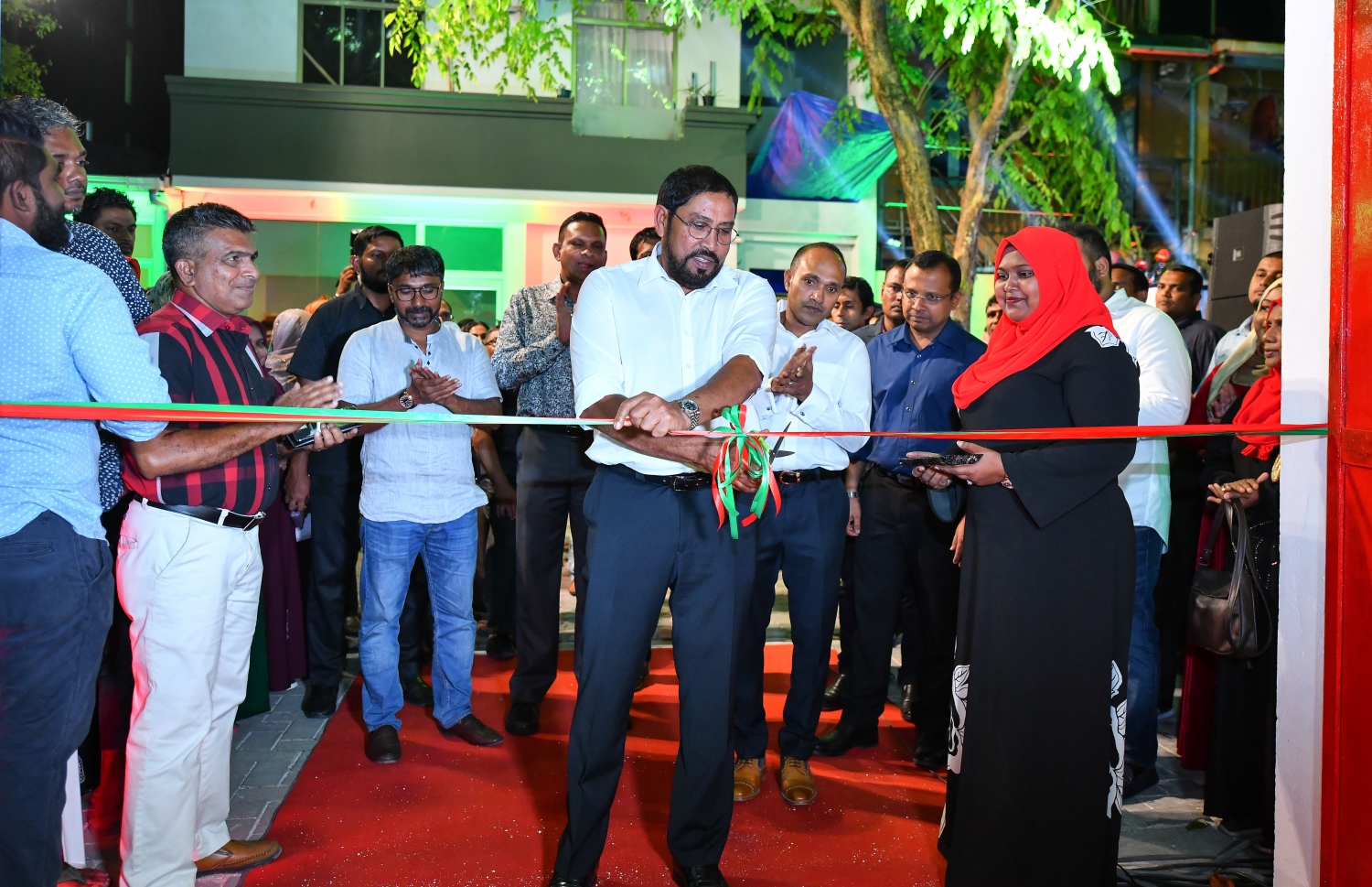 ވިލިމާލެ: ޖެނުއަރީ 24، 2019- އަންނަ އޭޕްރީލް މަހު ބާއްވާ ރައްޔިތުންގެ މަޖިލިހުގެ އިންތިޚާބުގައި ވިލިމާލެ ދާއިރާ އަށް ޖުމްހޫރީ ޕާޓީގެ ޓިކެޓުގައި ވާދަކުރައްވާ ކުރީގެ ނައިބު ރައީސް ޑރ. މުހައްމަދު ޖަމީލް އަހުމަދުގެ ކެމްޕެއިން، އެ ޕާޓީގެ ލީޑަރު ގާސިމް އިބްރާހިމް ފައްޓަވައި ދެއްވަނީ.---ފޮޓޯ: އަހުމަދު ނިޝާތު/މިހާރު