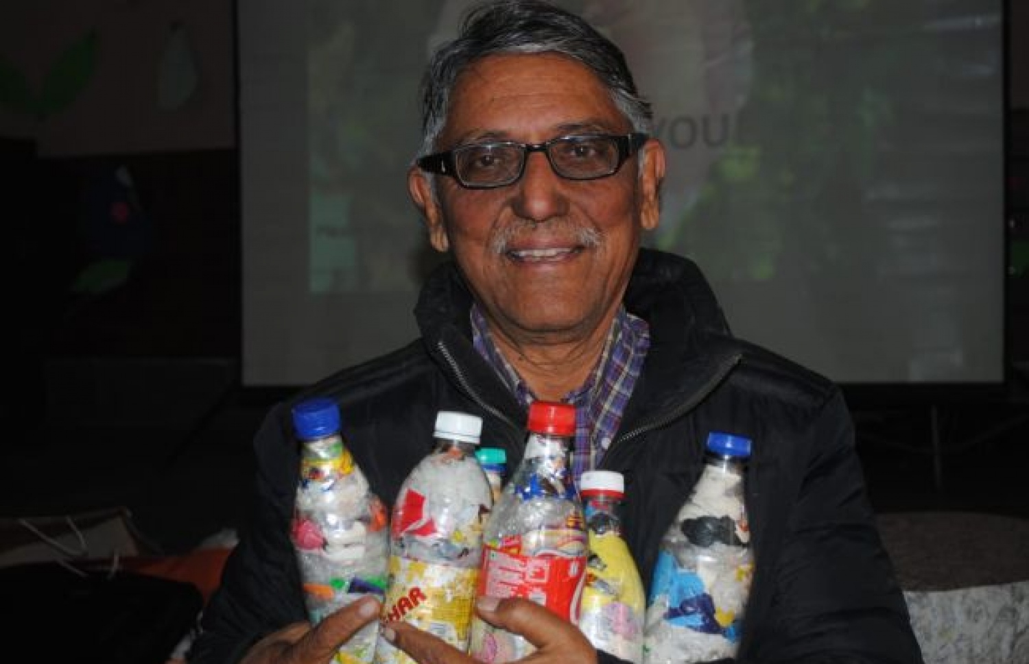 ކަންދެލްވާލް ޕްލާސްޓިކް ފުޅިތަކަކާ އެކު.