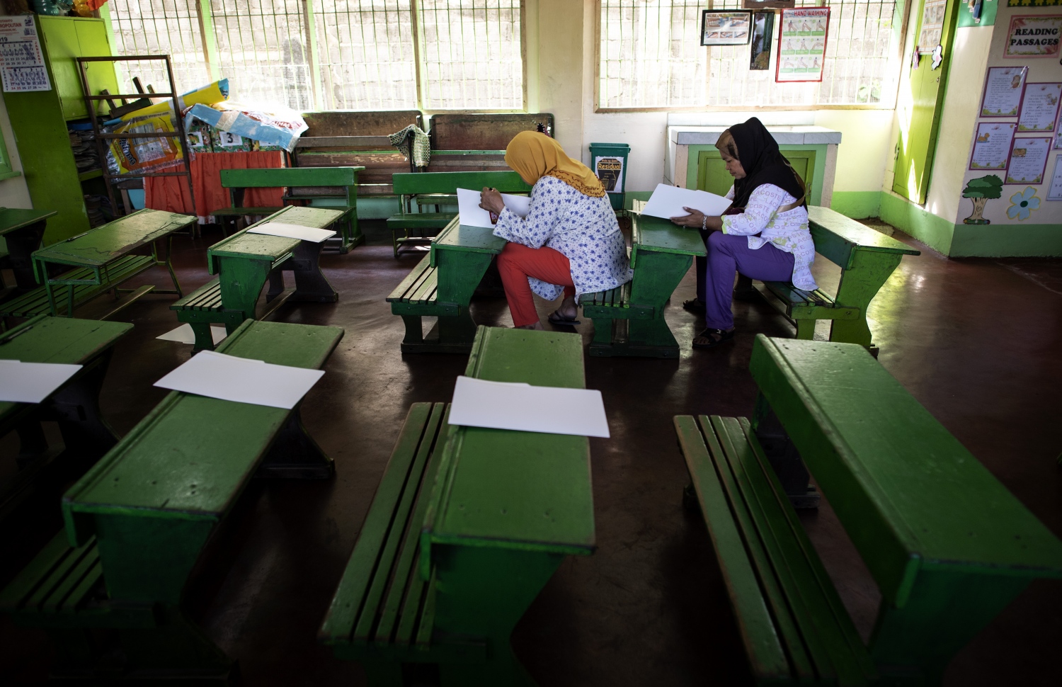 ފިލިޕީންސްގެ ދެކުނުގެ މިންޑަނާއޯގައި ހޯމަ ދުވަހު ބޭއްވި އިންތިޚާބުގައި ވޯޓު ދެނީ. --ފޮޓޯ:އޭއެފްޕީ