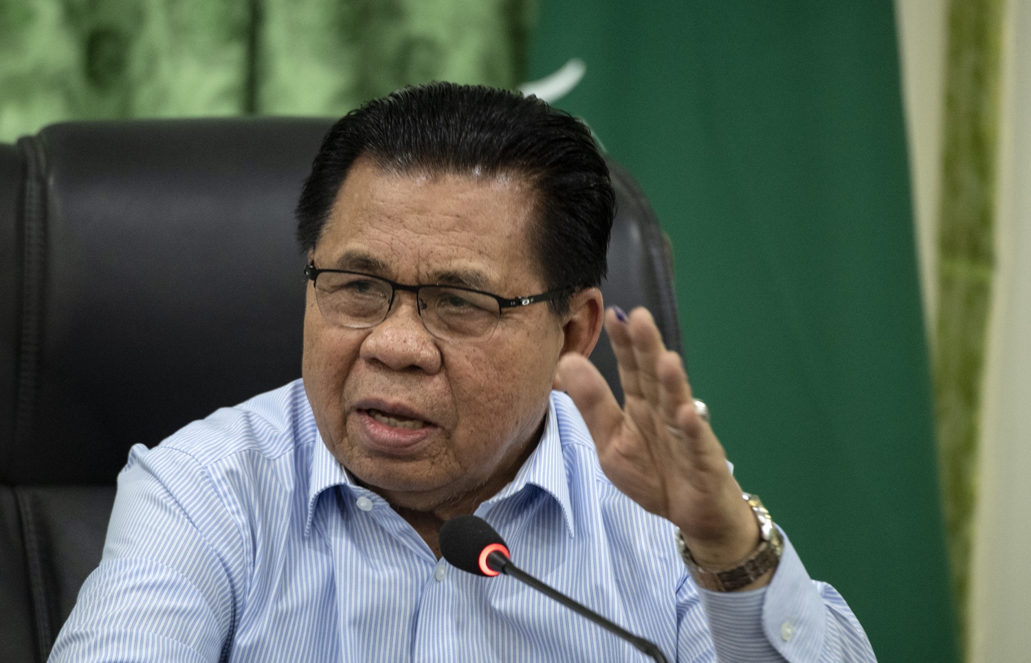 އެމްއައިއެލްއެފްގެ ލީޑަރު މުރާދު އިބްރާހިމް ނޫސްވެރިންނާ ވާހަކަ ދައްކަވަނީ. --ފޮޓޯ:އޭއެފްޕީ