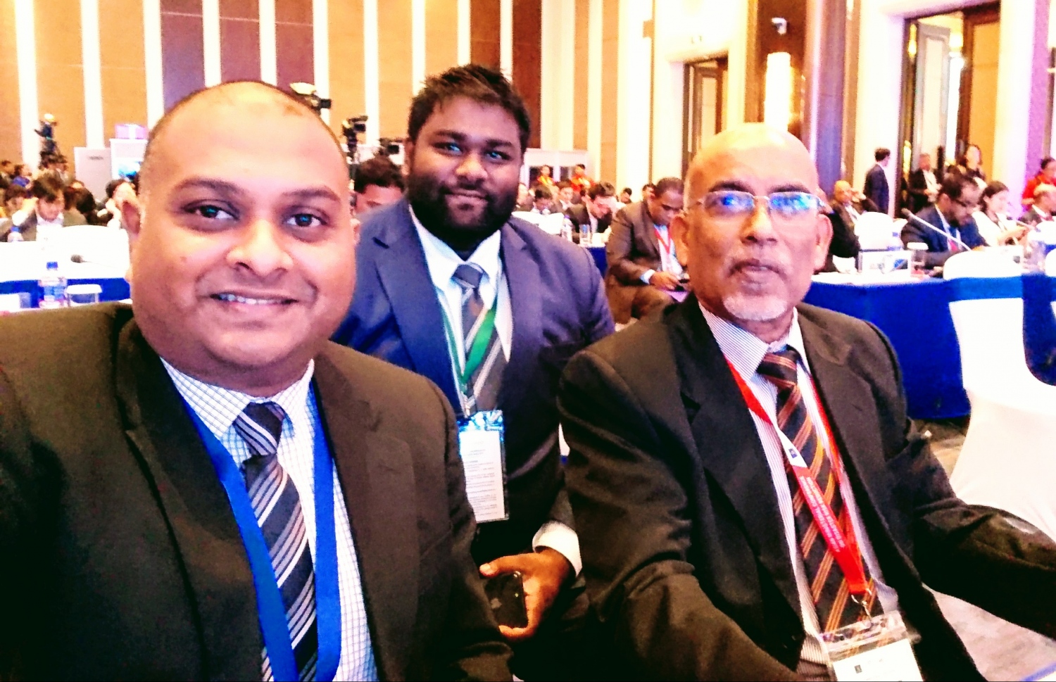 ބޭރުގައި އޮތް ބައްދަލުވުމެއްގައި ހިސާން އާއި އޭރު އޭނާއާ އެކު މަސައްކަތް ކުރެއްވި ބައެއް ބޭފުޅުން