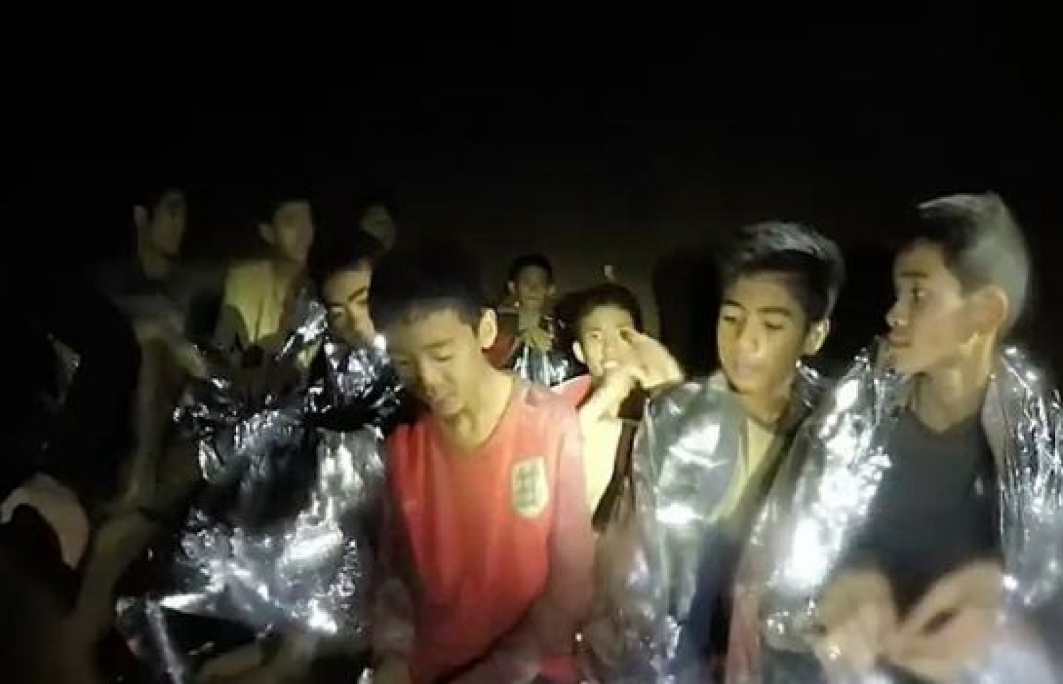 ތައިލެންޑުގެ ތަމް ލުއާން ހޮހަޅައިގައި ފުޓުބޯޅަ ޓީމުގެ 12 ކުދިންނާއި ކޯޗު.