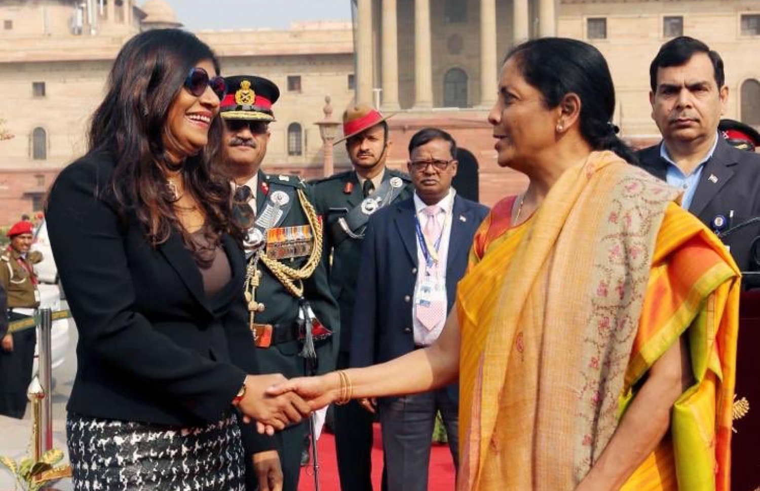 ޑިފެންސް މިނިސްޓަރު މާރިޔާ، އިންޑިއާގެ ޑިފެންސް މިނިސްޓަރު ނިރުމަލާ ސިތާރަމަންއާ ސަލާމް ކުރައްވަނީ. --