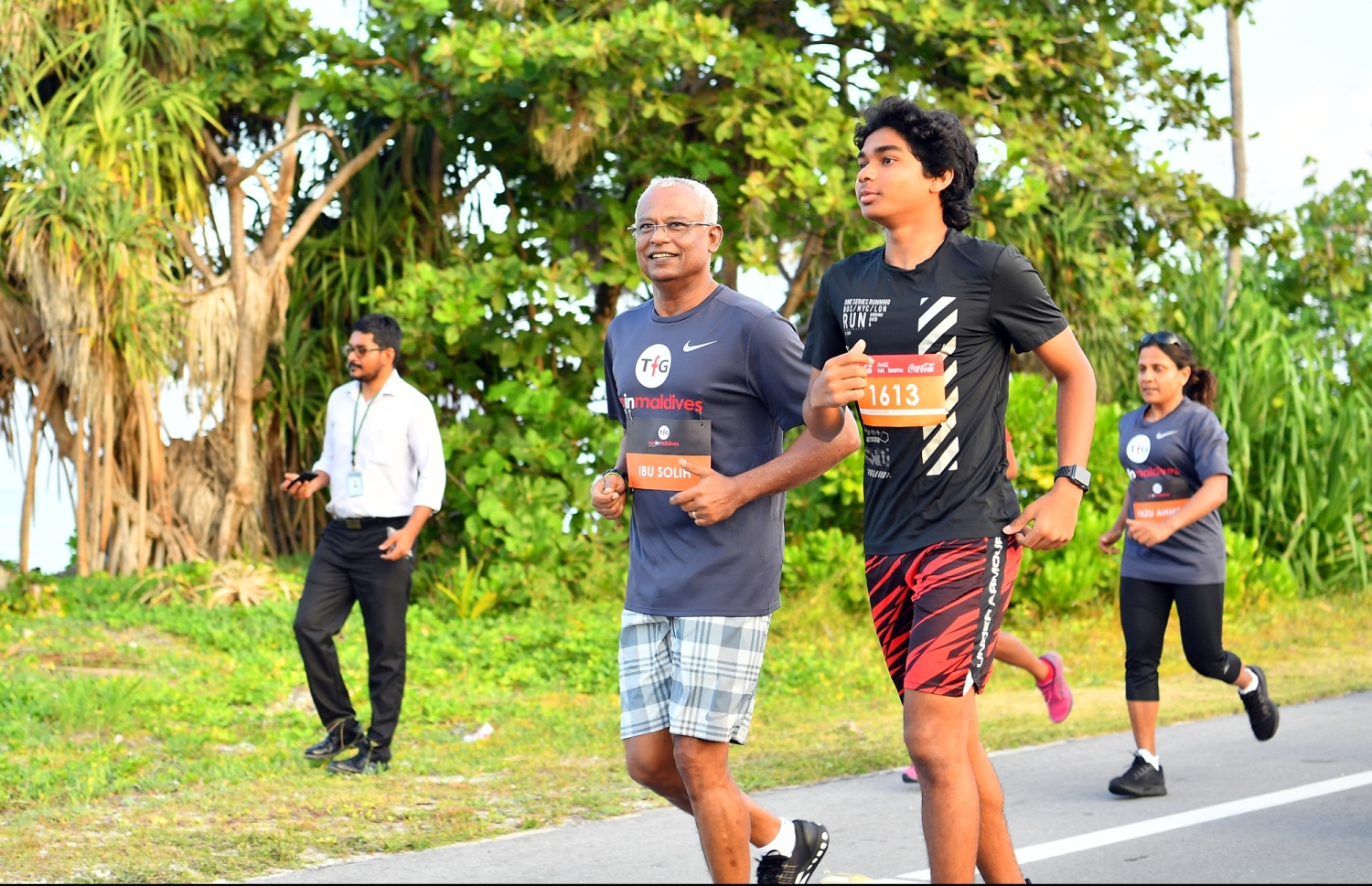 ލ.ގަން: ޖެނުއަރީ 26، 2019- ޓޯޓަލް ފިޓްނަސް ގްރޫޕް (ޓީއެފްޖީ) އިން ލ. އަތޮޅުގައި ބާއްވާ "ކޮކާ ކޯލާ ރަން އިން ލާމު"ގެ ފަސް ކިލޯމީޓަރު ދުވުމުގެ ހަރަކާތުގައި ރައީސް އިބްރާހިމް މުހައްމަދު ސޯލިހު ދުވެވަޑައިގަންނަވަނީ.---ފޮޓޯ: ރައީސް އޮފީސް