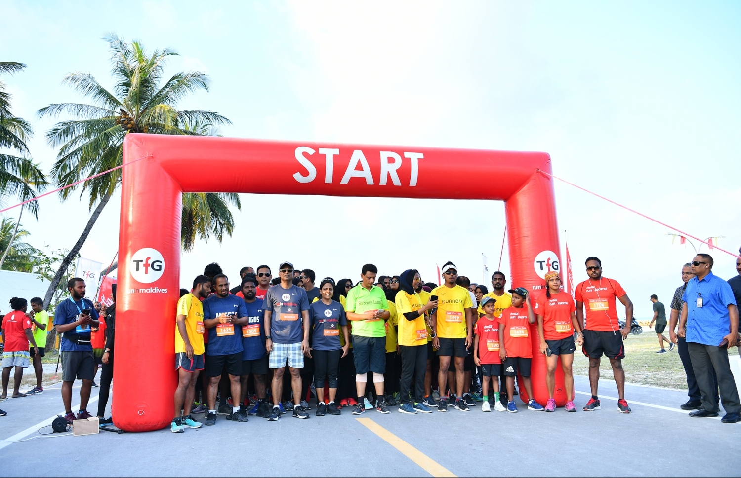 ލ.ގަން: ޖެނުއަރީ 26، 2019- ޓޯޓަލް ފިޓްނަސް ގްރޫޕް (ޓީއެފްޖީ) އިން ލ. އަތޮޅުގައި ބާއްވާ "ކޮކާ ކޯލާ ރަން އިން ލާމު"ގެ ފަސް ކިލޯމީޓަރު ދުވުމުގެ ހަރަކާތް ފެށުމުގެ ކުރިން ރައީސް އިބްރާހިމް މުހައްމަދު ސޯލިހު އަދި ދުވުމުގެ އެހެން ބައިވެރިން ދުވުން ފަށާ ރޮނގުމަތީގައި މަޑުކޮށްލައިގެން.---ފޮޓޯ: ރައީސް އޮފީސް