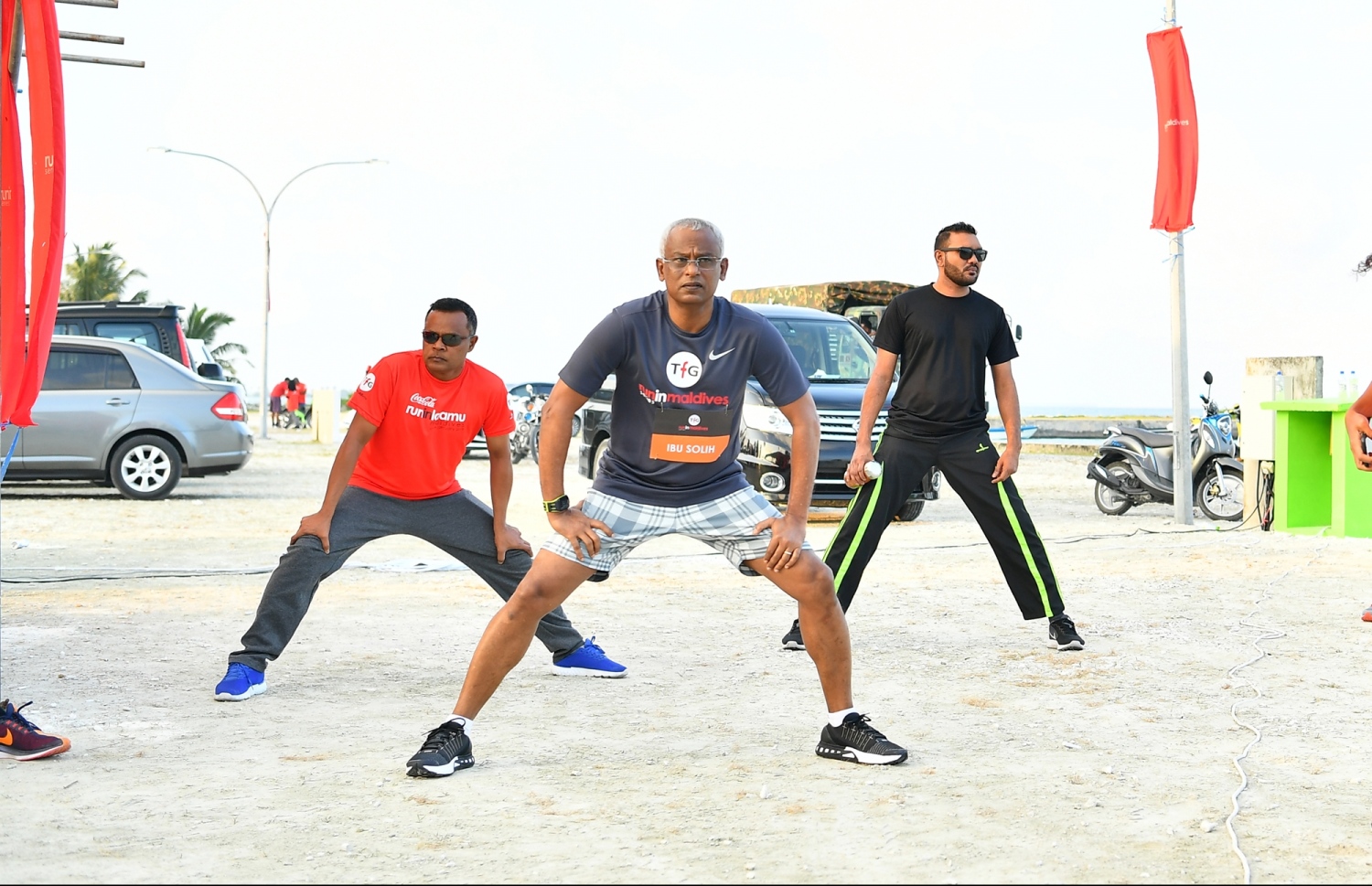 ލ.ގަން: ޖެނުއަރީ 26، 2019- ޓޯޓަލް ފިޓްނަސް ގްރޫޕް (ޓީއެފްޖީ) އިން ލ. އަތޮޅުގައި ބާއްވާ "ކޮކާ ކޯލާ ރަން އިން ލާމު"ގެ ފަސް ކިލޯމީޓަރު ދުވުމުގެ ހަރަކާތް ފެށުމުގެެ ކުރިން ރައީސް އިބްރާހިމް މުހައްމަދު ސޯލިހު އިސްވެ ހުންނަވައިގެން ދުވުމުގެ ބައިވެރިންނާއެކު ވޯމްއަޕް ކުރައްވަނީ.---ފޮޓޯ: ރައީސް އޮފީސް