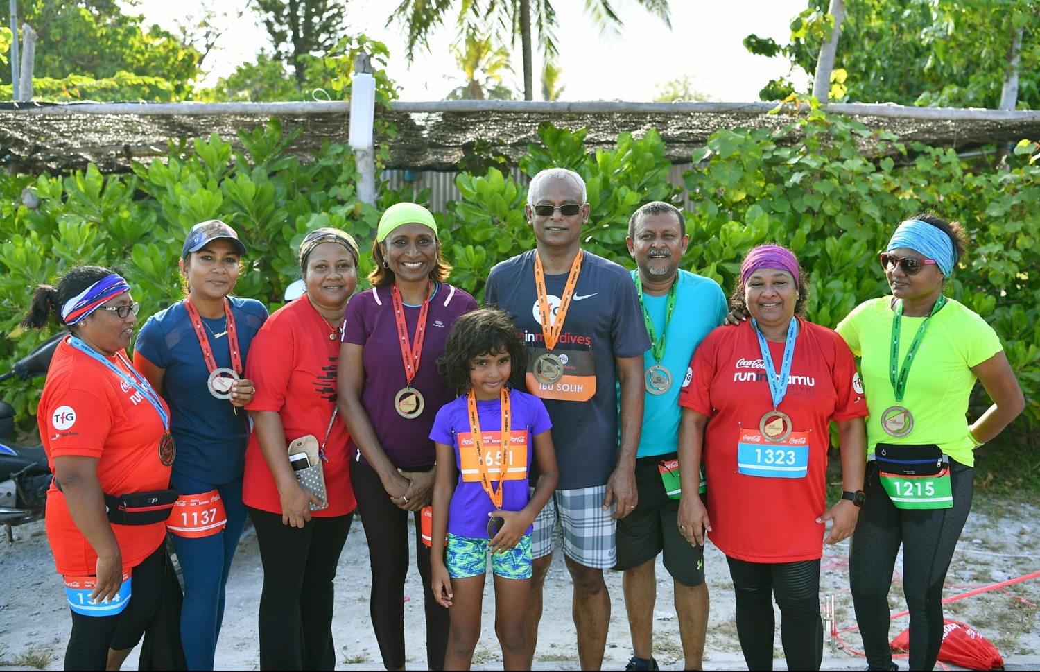 ލ.ގަން: ޖެނުއަރީ 26، 2019- ޓޯޓަލް ފިޓްނަސް ގްރޫޕް (ޓީއެފްޖީ) އިން ލ. އަތޮޅުގައި ބާއްވާ "ކޮކާ ކޯލާ ރަން އިން ލާމު"ގެ ފަސް ކިލޯމީޓަރު ދުވުމުގެ ހަރަކާތަށްފަހު ދުވުމުގެ ބައެއް ބައިވެރިންނާއެކު ރައީސް އިބްރާހިމް މުހައްމަދު ސޯލިހު ފޮޓޯއަކަށް ހުއްޓިވަޑައިގެން.---ފޮޓޯ: ރައީސް އޮފީސް