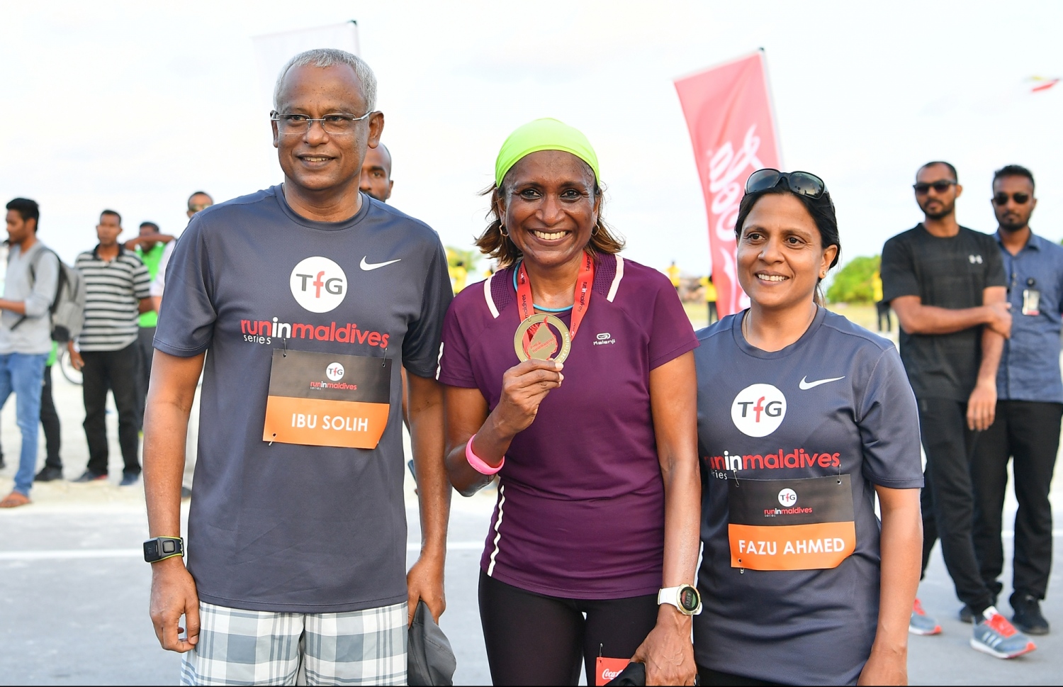 ލ.ގަން: ޖެނުއަރީ 26، 2019- ޓޯޓަލް ފިޓްނަސް ގްރޫޕް (ޓީއެފްޖީ) އިން ލ. އަތޮޅުގައި ބާއްވާ "ކޮކާ ކޯލާ ރަން އިން ލާމު"ގެ ފަސް ކިލޯމީޓަރު ދުވުމުގެ ހަރަކާތަށްފަހު ރައީސް އިބްރާހިމް މުހައްމަދު ސޯލިހު އަދި އަނބިކަނބަލުން ފަޒްނާ، ފެކަލްޓީ އޮފް އެޑިއުކޭޝަންގެ ލީލާ އާއެކު ފޮޓޯއަކަށް ހުއްޓިވަޑައިގެން---ފޮޓޯ: ރައީސް އޮފީސް