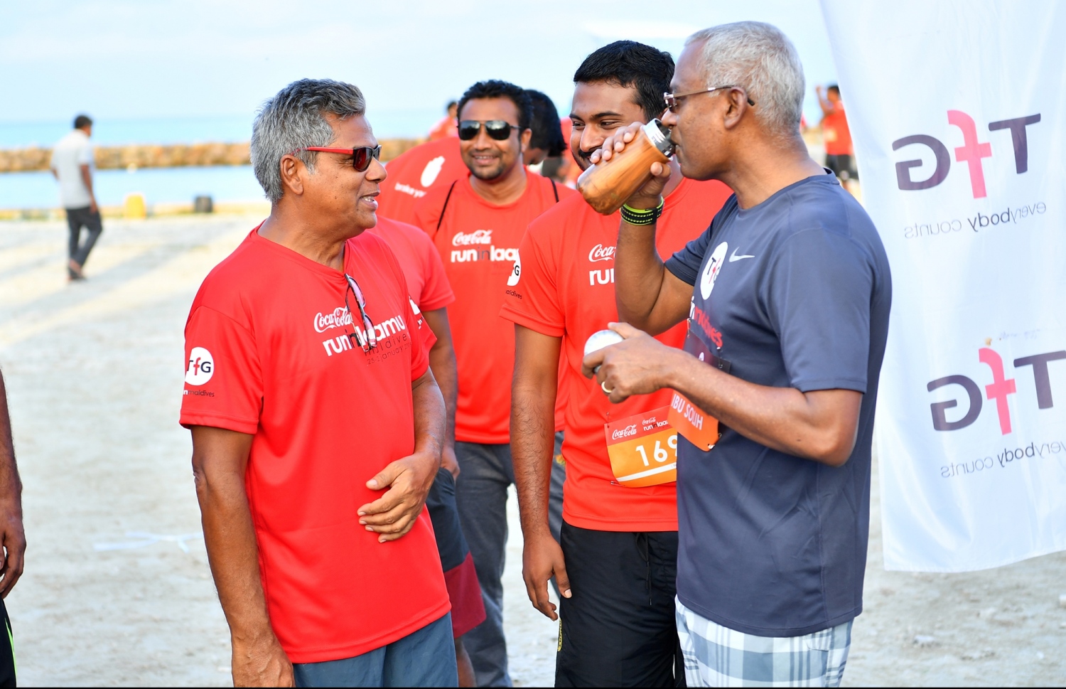 ލ.ގަން: ޖެނުއަރީ 26، 2019- ޓޯޓަލް ފިޓްނަސް ގްރޫޕް (ޓީއެފްޖީ) އިން ލ. އަތޮޅުގައި ބާއްވާ "ކޮކާ ކޯލާ ރަން އިން ލާމު"ގެ ފަސް ކިލޯމީޓަރު ދުވުމުގެ ހަރަކާތަށްފަހު ރައީސް އިބްރާހިމް މުހައްމަދު ސޯލިހު އަދި މަޖިލީހުގެ ނައިބު ރައީސް މޫސާ މަނިކު ވާހަކަ ދައްކަވާލައްވަނީ.---ފޮޓޯ: ރައީސް އޮފީސް