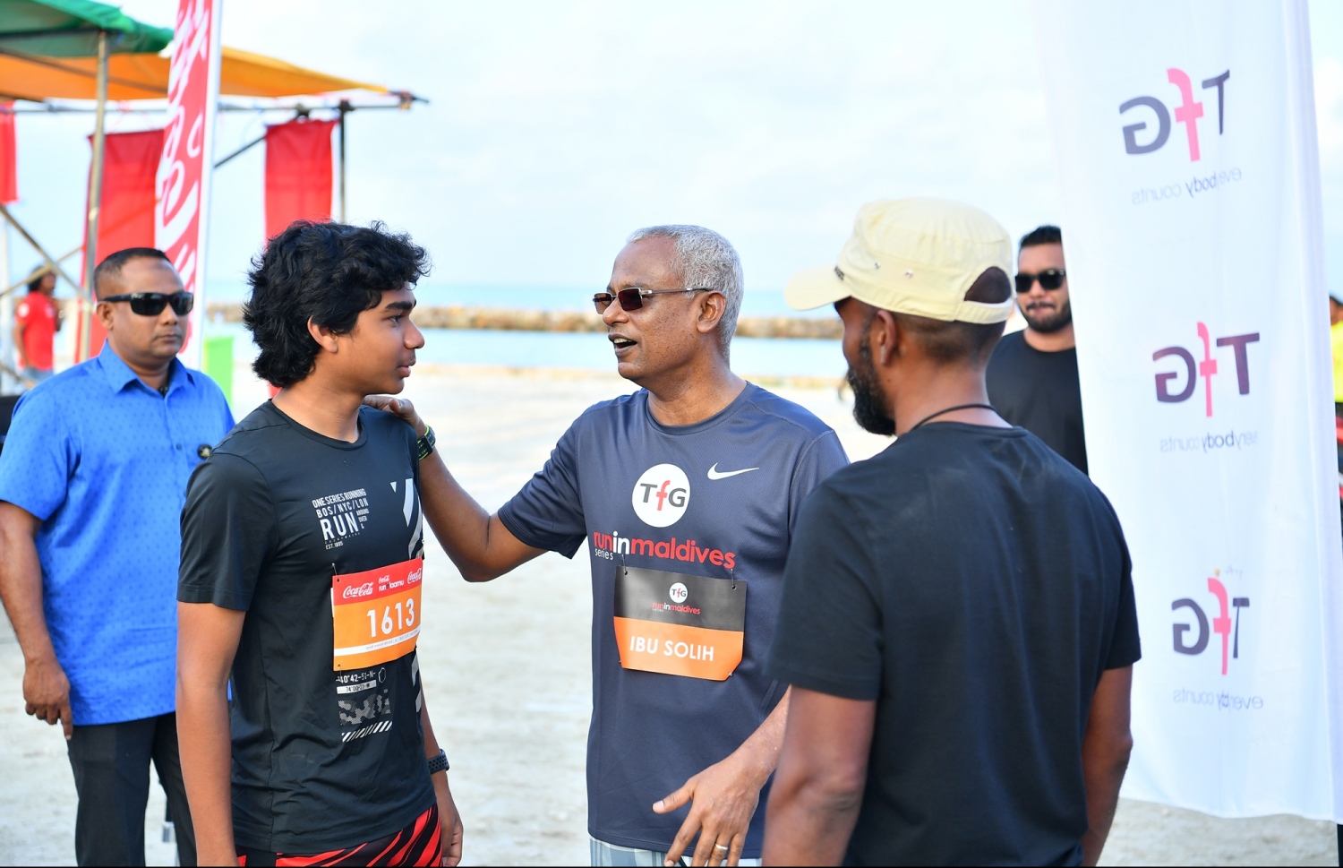 ޖެނުއަރީ 26، 2019- ޓޯޓަލް ފިޓްނަސް ގްރޫޕް (ޓީއެފްޖީ) އިން ލ. އަތޮޅުގައި ބާއްވާ "ކޮކާ ކޯލާ ރަން އިން ލާމު"ގެ ފަސް ކިލޯމީޓަރު ދުވުމުގެ ހަރަކާތުގައި ރައީސް އިބްރާހިމް މުހައްމަދު ސޯލިހު ބައިވެރިވެވަޑައިގަންނަވަނީ.---ފޮޓޯ: ރައީސް އޮފީސް