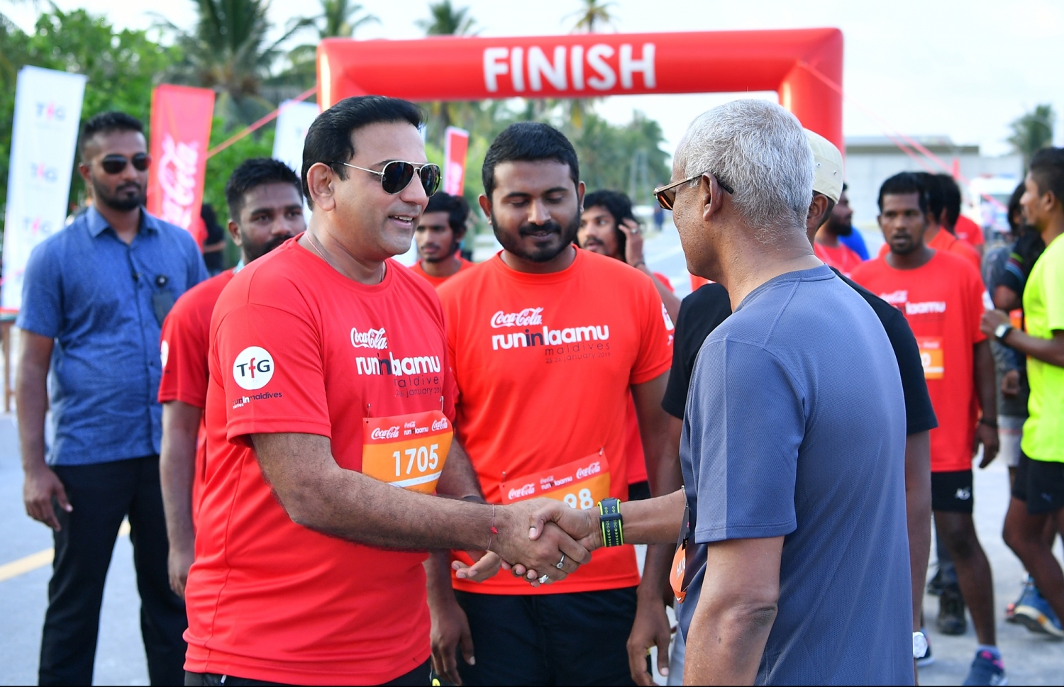 ލ.ގަން: ޖެނުއަރީ 26، 2019- ޓޯޓަލް ފިޓްނަސް ގްރޫޕް (ޓީއެފްޖީ) އިން ލ. އަތޮޅުގައި ބާއްވާ "ކޮކާ ކޯލާ ރަން އިން ލާމު"ގެ ފަސް ކިލޯމީޓަރު ދުވުމުގެ ހަރަކާތަށްފަހު ކޮކާ ކޯލާގެ އޮފިޝަލަކާ ރައީސް އިބްރާހިމް މުހައްމަދު ސޯލިހު ސަލާމްކުރައްވަނީ.---ފޮޓޯ: ރައީސް އޮފީސް