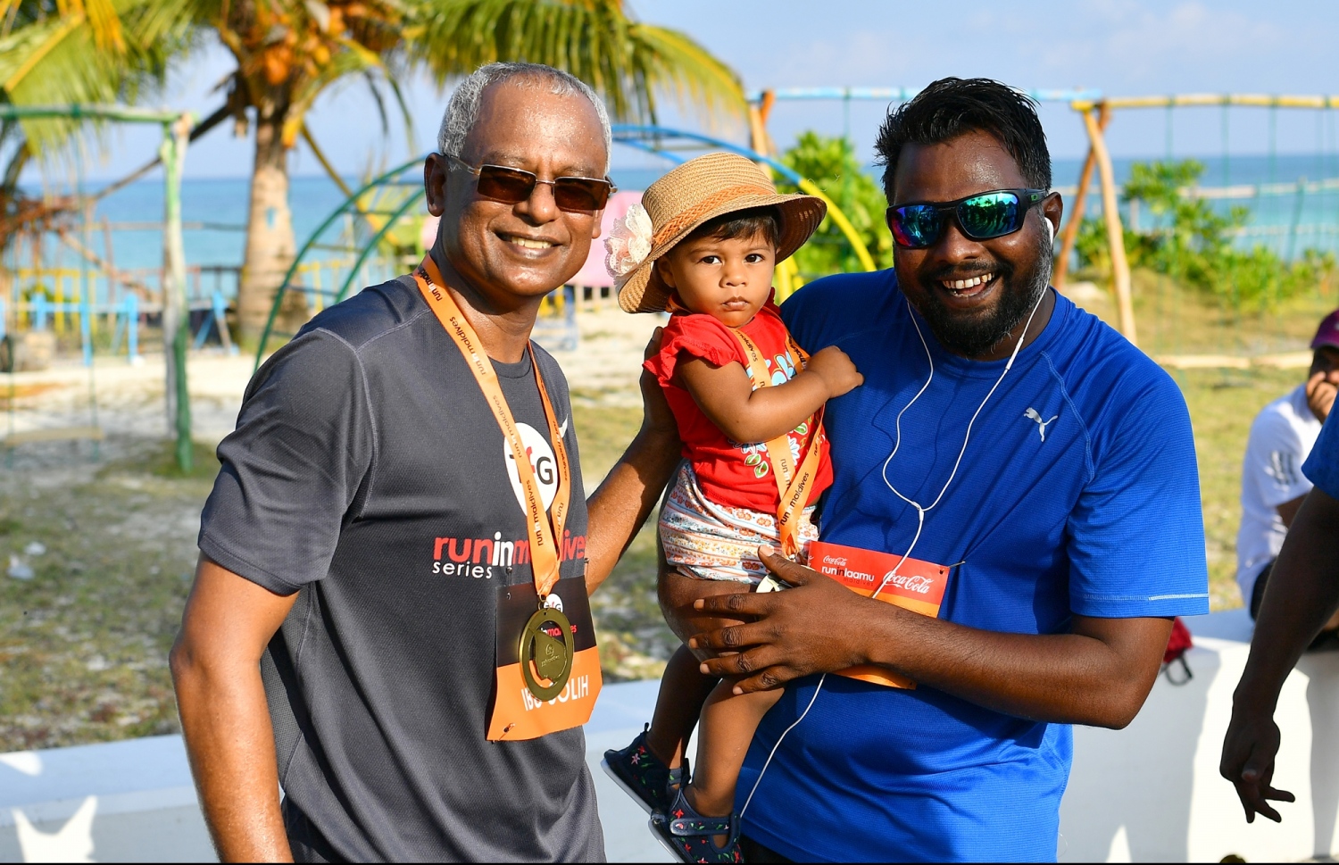 ލ.ގަން: ޖެނުއަރީ 26، 2019- ޓޯޓަލް ފިޓްނަސް ގްރޫޕް (ޓީއެފްޖީ) އިން ލ. އަތޮޅުގައި ބާއްވާ "ކޮކާ ކޯލާ ރަން އިން ލާމު"ގެ ފަސް ކިލޯމީޓަރު ދުވުމުގެ ހަރަކާތަށްފަހު ދުވުމުގެ ބައިވެރިޔަކާއި ތުއްތު ކުއްޖަކާއެކު ރައީސް އިބްރާހިމް މުހައްމަދު ސޯލިހު ފޮޓޯއަކަށް ހުއްޓިވަޑައިގެން.---ފޮޓޯ: ރައީސް އޮފީސް