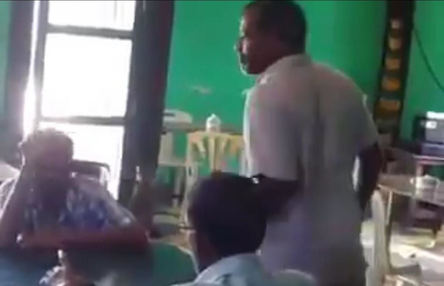 އައްޑޫގައި އުމުރުން ދުވަސްވީ މީހަކަށް ހަމަލާ ދިން މީހާ ކޮޅަށް ތެދުވެގެން.