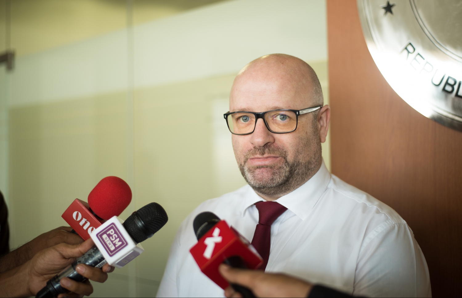 ޖަރުމަން-ޝެންގެން ވިސާއާ ގުޅޭގޮތުން ޖަރުމަނު އެމްބަސީގައި ވިސާގެ މަސައްކަތްތަކާ ބެހޭ ސެކްޝަންގެ ހެޑް ސަޝަ ސްޕްރިއާ ވާހަކަދައްކަވަނީ.- ފޮޓޯ: ހުސެއިން ވަހީދު/ މިހާރު