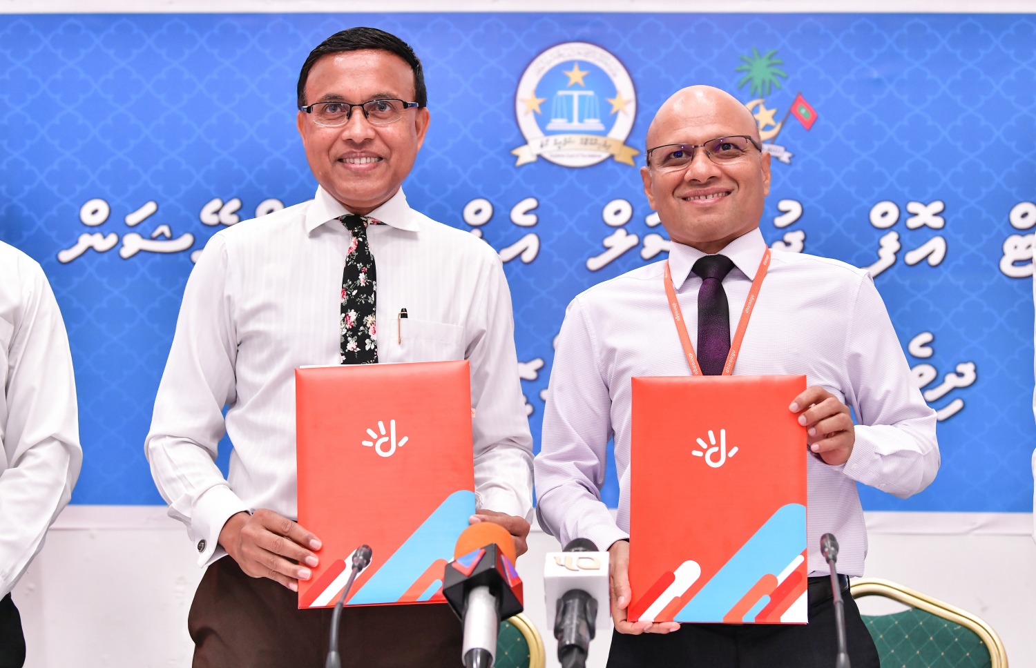 ރާއްޖޭގެ ހުރިހާ ކޯޓުތައް އެއް ވިއުގާ އަކުން ގުޅައިލުމުގެ އެއްބަސްވުމުގައި ސޮއިކުރެއްވުމަށް ފަހު، ދިރާގުގެ ސީއީއޯ އިސްމާއިލް ރަޝީދު (ކ) އަދި ޗީފް ޖުޑިޝަލް އެޑްމިނިސްޓްރޭޓަރު ޑރ. ނަޒީރު އެ އެއްބަސްވުމާ އެކު ފޮޓޯއެއް ނަންގަވަނީ.---ފޮޓޯ: ނިޝާން އަލީ/މިހާރު