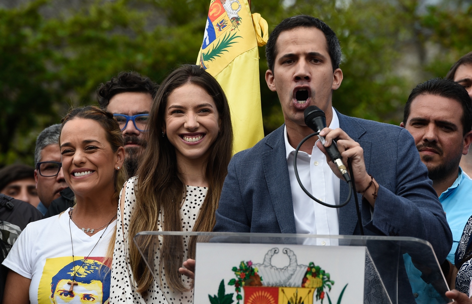 ވެނެޒުއެލާގެ އިދިކޮޅު ލީޑަރު އަދި ނޭޝަނަލް އެސެމްބްލީގެ ރައީސް ހުއާން އިދިކޮޅު އެއްވުމެއްގައި އިއްޔެ ވާހަކަ ދަައްކަވަނީ. --ފޮޓޯ:އޭއެފްޕީ