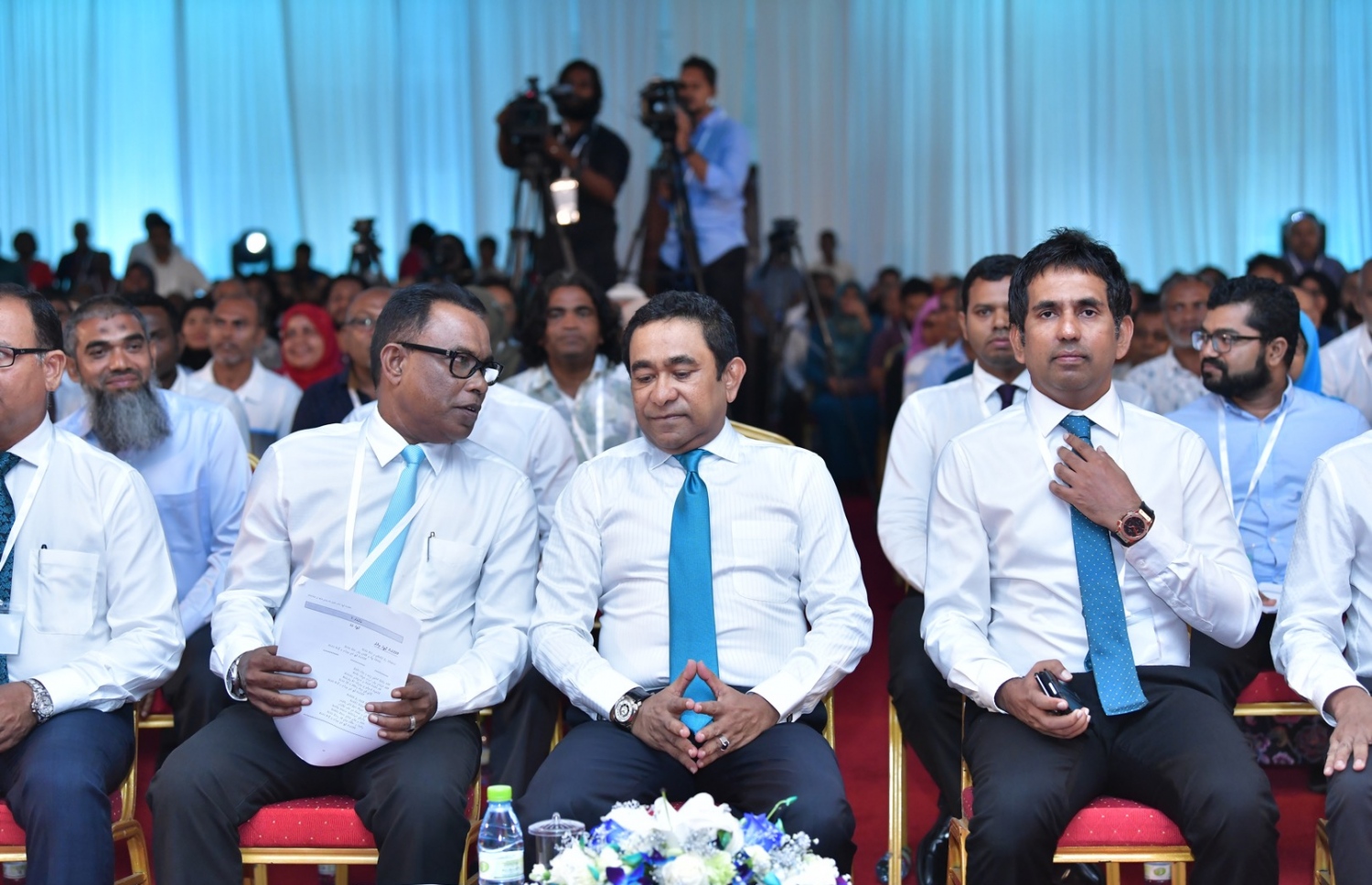 ކޮންގްރެސް ޕާޓީ އުފެއްދުމަށް ދަރުބާރުގޭގައި ރޭ ބޭއްވި ޖަލްސާގައި ކުރީގެ ރައީސް އަދި ޕީޕީއެމްގެ ރައީސް ޔާމީނާއި ކޮންގްރެސްގެ ޕާޓީގެ ވަގުތީ ރައީސް އަބްދުއްރަހީމް އަދި ވަގުތީ އެއް ނައިބު ރައީސް ސައީދު ބައިވެރިވެވަޑައިގަންނަވަނީ.---ފޮޓޯ: ނިޝާން އަލީ/މިހާރު
