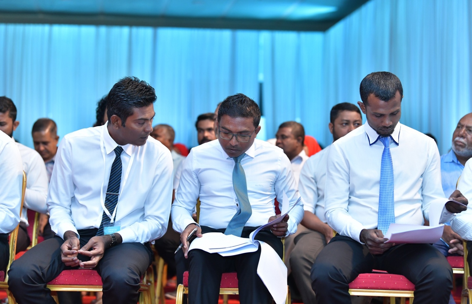 ޕީއެންސީ އުފެއްދުމަށް މިރޭ ބޭއްވި ޖަލްސާގައި، އެ ޕާޓީގެ ބައެއް މެމްބަރުން އަސާސީ ގަވައިދު ބައްލަވަނީ.---ފޮޓޯ: ނިޝާން އަލީ/މިހާރު