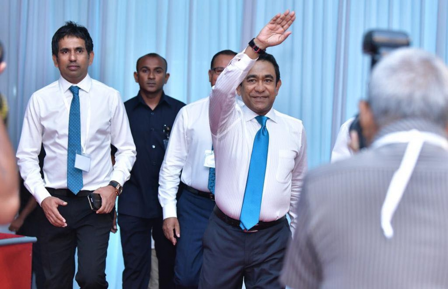 ޕީއެންސީ އުފެއްދުމަށް ދަރުބާރުގޭގައި ބޭއްވި ޖަލްސާގައި ޝަރަފްވެރި މެހްމާނެއްގެ ގޮތުގައި ރައީސް ޔާމީން ބައިވެރިވެވަޑައިގެން، އެ ޕާޓީގެ މެމްބަރުންނަށް ހަނާ އަޅުއްވަނީ. --- ފޮޓޯ: ނިޝާން އަލީ/ މިހާރު