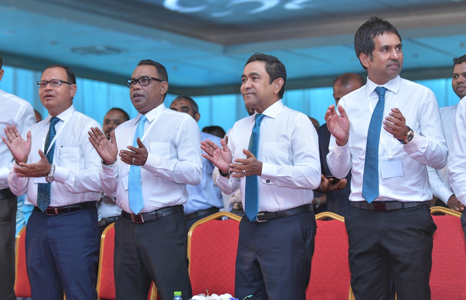 މާލެ: ޖެނުއަރީ 27، 2019- ޕީޕަލްސް ނެޝެނަލް ކޮންގްރެސް (ޕީއެންސީ) އުފެއްދުމަށް ދަރުބާރުގޭގައި ބޭއްވި ޖަލްސާ ގައި ބައިވެރިވެވަޑައިގެންނެވި، ކުރީގެ ރައީސް އަދި ޕީޕީއެމްގެ ރައީސް އަބްދުﷲ ޔާމީނާއި ކޮންގްރެސް ޕާޓީގެ ވަގުތީ ރައީސް އަބްދުއްރަހީމް އަބްދުﷲ އާއި ކޮންގްރެސް ޕާޓީގެ ވަގުތީ ދެ ނައިބުން ކަމަށްވާ މުހައްމަދު ސައީދާއި އާދަމް ޝަރީފް އަތްޖައްސަވަނީ.---ފޮޓޯ: ނިޝާން އަލީ/މިހާރު