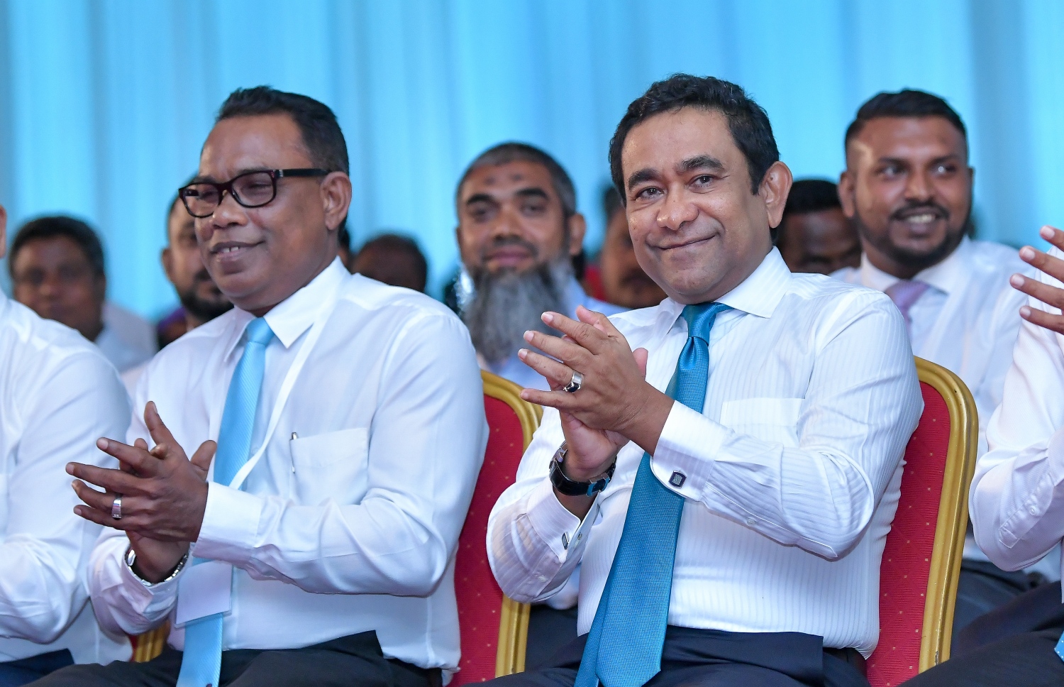 މާލެ: ޖެނުއަރީ 27، 2019- ޕީޕަލްސް ނެޝެނަލް ކޮންގްރެސް (ޕީއެންސީ) އުފެއްދުމަށް ދަރުބާރުގޭގައި ބޭއްވި ޖަލްސާ ގައި ޚާއްސަ މެހުމާނެއްގެ ގޮތުގައި ބައިވެރިވެވަޑައިގެންނެވި، ކުރީގެ ރައީސް އަދި ޕީޕީއެމްގެ ރައީސް އަބްދުﷲ ޔާމީނާއި ކޮންގްރެސް ޕާޓީގެ ވަގުތީ ރައީސް އަބްދުއްރަހީމް އަބްދުﷲ އަތް ޖައްސަވަނީ.---ފޮޓޯ: ނިޝާން އަލީ/މިހާރު
