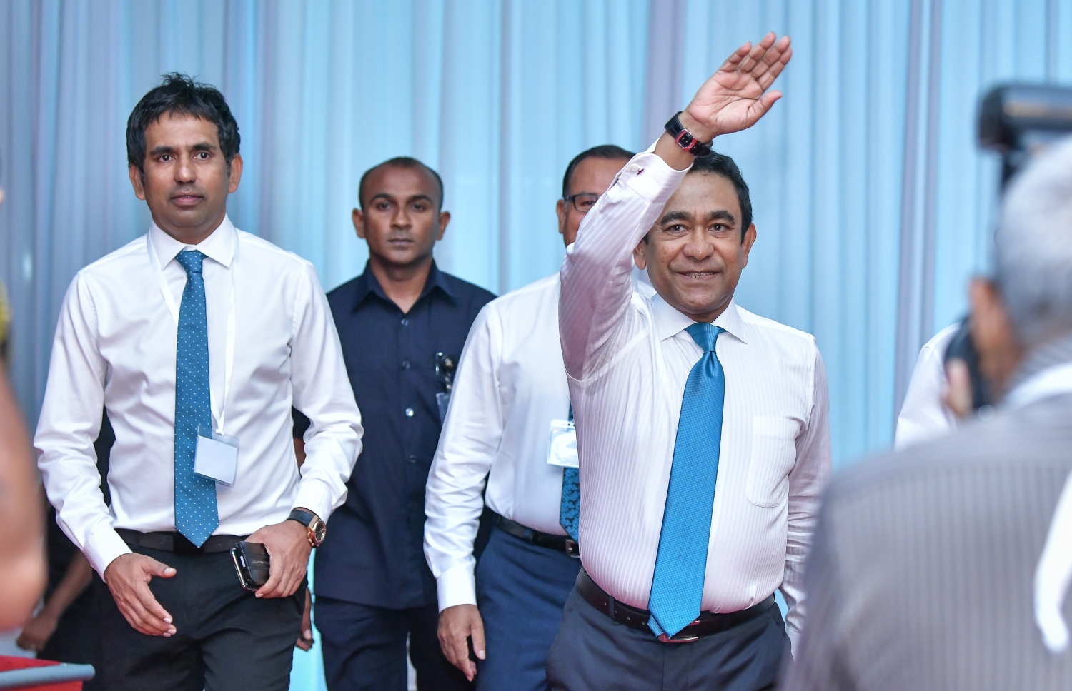 މާލެ: ޖެނުއަރީ 27، 2019- ޕީޕަލްސް ނެޝެނަލް ކޮންގްރެސް (ޕީއެންސީ) އުފެއްދުމަށް ދަރުބާރުގޭގައި ބޭއްވި ޖަލްސާ އަށް ކުރީގެ ރައީސް އަދި ޕީޕީއެމްގެ ރައީސް ޔާމީން ވަޑައިގެން، އެމަނިކުފާނުގެ ސަޕޯޓަރުންނަށް އަތްޕުޅު ހިއްލާލައްވައި ސަލާމް ކުރައްވަނީ.---ފޮޓޯ: ނިޝާން އަލީ/މިހާރު