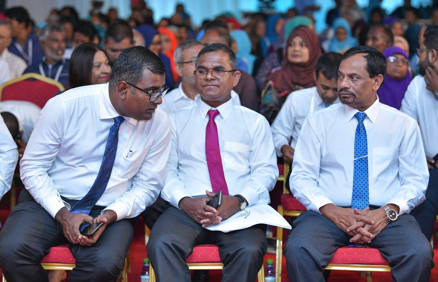 މާލެ: ޖެނުއަރީ 27، 2019- ޕީޕަލްސް ނެޝެނަލް ކޮންގްރެސް (ޕީއެންސީ) އުފެއްދުމަށް ދަރުބާރުގޭގައި ބޭއްވި ޖަލްސާ ގައި ބައިވެރިވެވަޑައިގެންނެވި ޑީއާރުޕީގެ ލީޑަރު މުހައްމަދު ނަޝީދު (ވ) އެހެން ބައެއް ބޭފުޅުންނާ ވާހަކަ ދައްކަވަނީ.---ފޮޓޯ: ނިޝާން އަލީ/މިހާރު