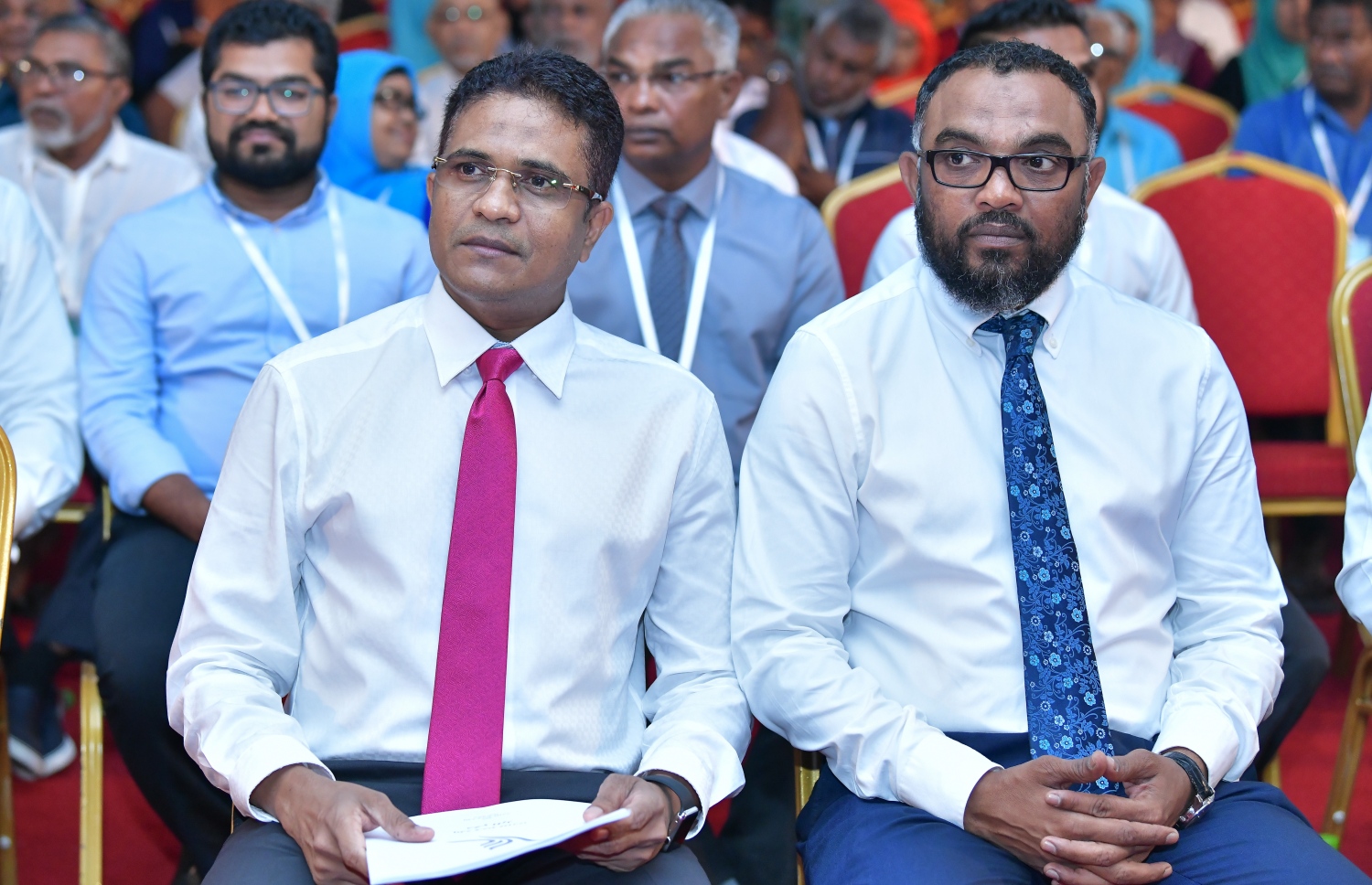 މާލެ: ޖެނުއަރީ 27، 2019- ޕީޕަލްސް ނެޝެނަލް ކޮންގްރެސް (ޕީއެންސީ) އުފެއްދުމަށް ދަރުބާރުގޭގައި ބޭއްވި ޖަލްސާ ގައި ޕީޕީއެމްގެ ޕާލަމެންޓްރީ ގުރޫޕުގެ ލީޑަރު ވިލިމާލެ ދާއިރާގެ މެމްބަރު އަހުމަދު ނިހާން (ވ) އަދި ކެލާ ދާއިރާގެ މެމްބަރު އަލީ އާރިފް ބައިވެރިވެވަޑައިގަންނަވަނީ: އިލެކްޝަންސް ކޮމިޝަންގެ ދަފްތަރުގައި ރަޖިސްޓަރީ ކުރެވެންދެން، އެ ޕާޓީ ހިންގުމަށް ވަގުތީ ކޮމިޓީއެއް ވެސް މިރޭ ވަނީ ކަނޑައަޅާފައި.---ފޮޓޯ: ނިޝާން އަލީ/މިހާރު