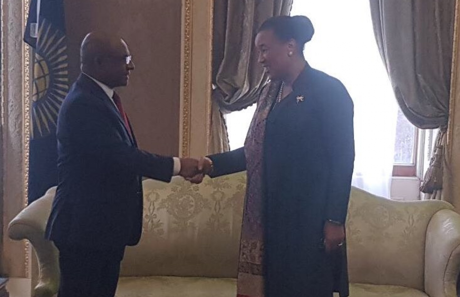 ފޮރިން މިނިސްޓަރު ޝާހިދު، ކޮމަންވެލްތުގެ ސެކްރެޓަރީ ޖެނެރަލްއާ ސަލާމް ކުރައްވަނީ. ---