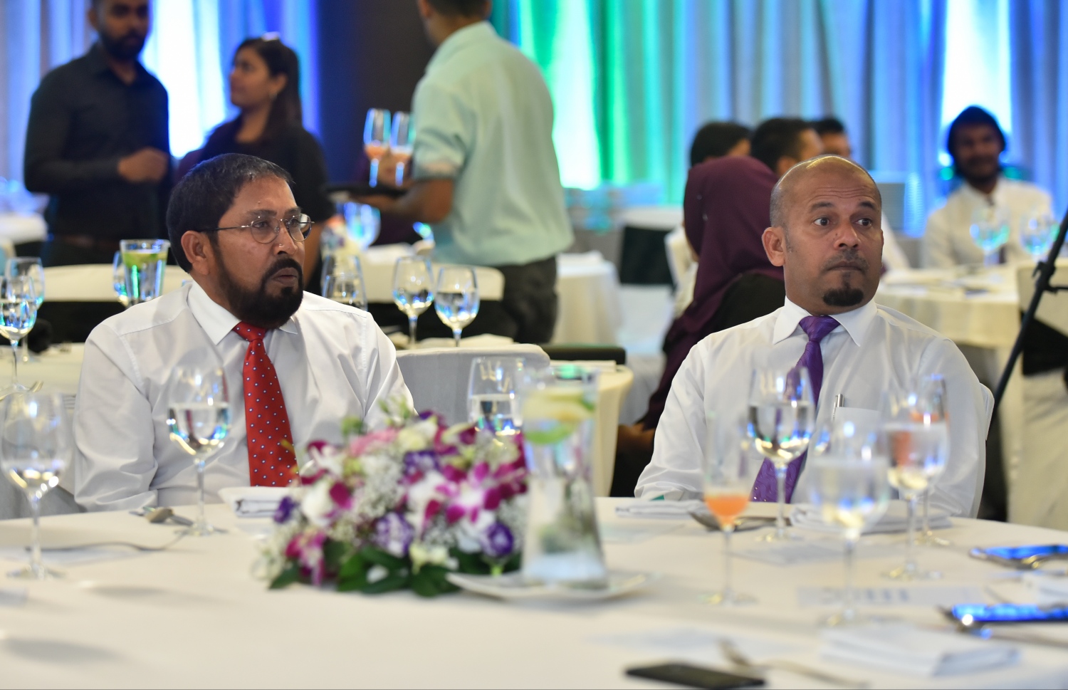 މާލެ: ޖެނުއަރީ 22، 2019- އިލެެކްޝަންސް ކޮމިޝަނުގެ އާ ލޯގޯ އާއި ކުލަ އިފްތިތާހު ކުރުމަށް ހޮޓެލް ޖެންގައި ބޭއްވި ރަސްމިއްޔާތުގައި އެ ކޮމިޝަންގެ ރައީސް އަހުމަދު ޝަރީފް(ކ)، ރައްޔިރުންގެ މަޖިލީހުގެ ރައީސް ގާސިމް އިބްރާހިމް(ވ) ބައިވެރިވެ ވަޑައިގަންނަވަނީ.---ފޮޓޯ: އަހުމަދު ނިޝާތު/މިހާރު