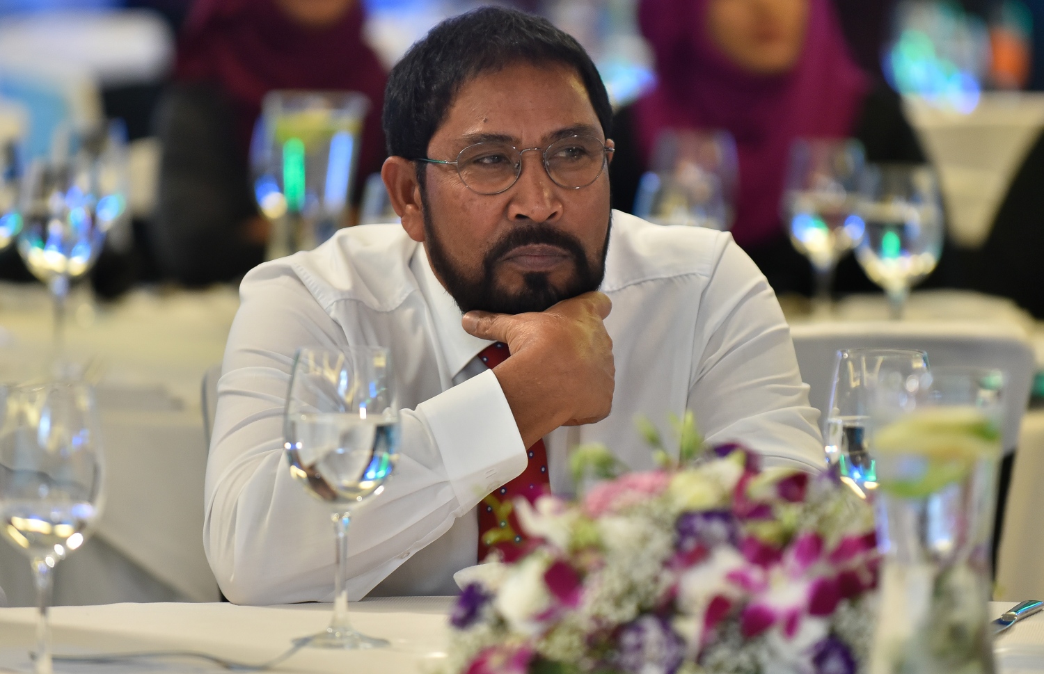 މާލެ: ޖެނުއަރީ 22، 2019- އިލެެކްޝަންސް ކޮމިޝަނުގެ އާ ލޯގޯ އާއި ކުލަ އިފްތިތާހު ކުރުމަށް ހޮޓެލް ޖެންގައި ބޭއްވި ރަސްމިއްޔާތުގައި ރައްޔިރުންގެ މަޖިލީހުގެ ރައީސް ގާސިމް އިބްރާހިމް ބައިވެރިވެ ވަޑައިގަންނަވަނީ.---ފޮޓޯ: އަހުމަދު ނިޝާތު/މިހާރު